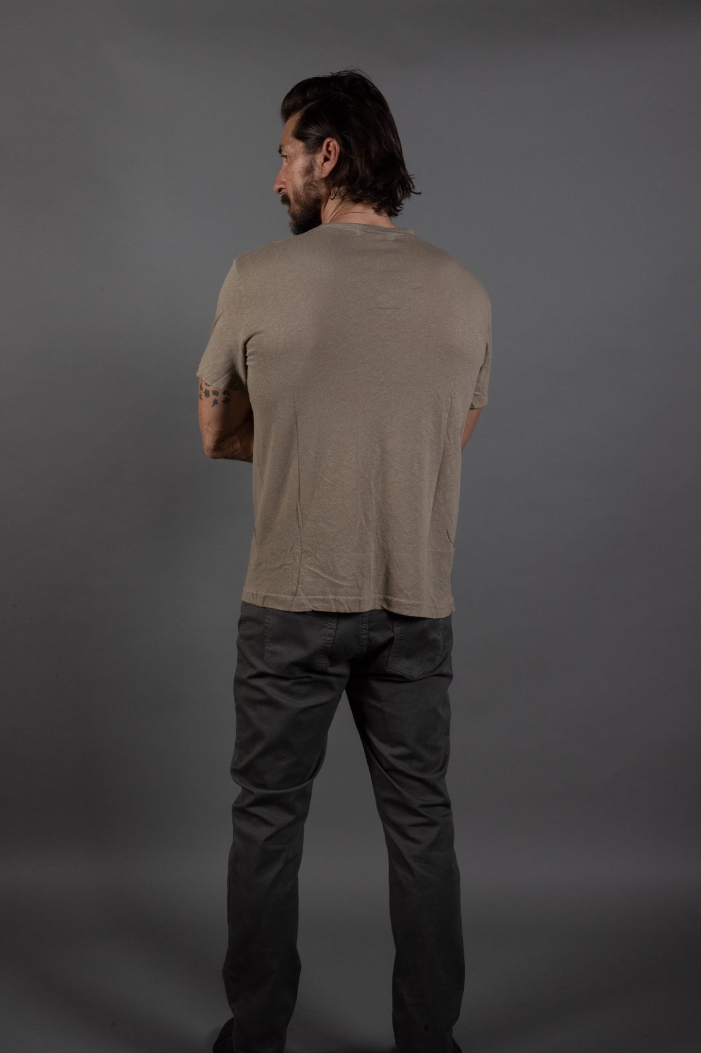 Camiseta Warren de hombre con escote de pico y bolsillo, de lino y algodón