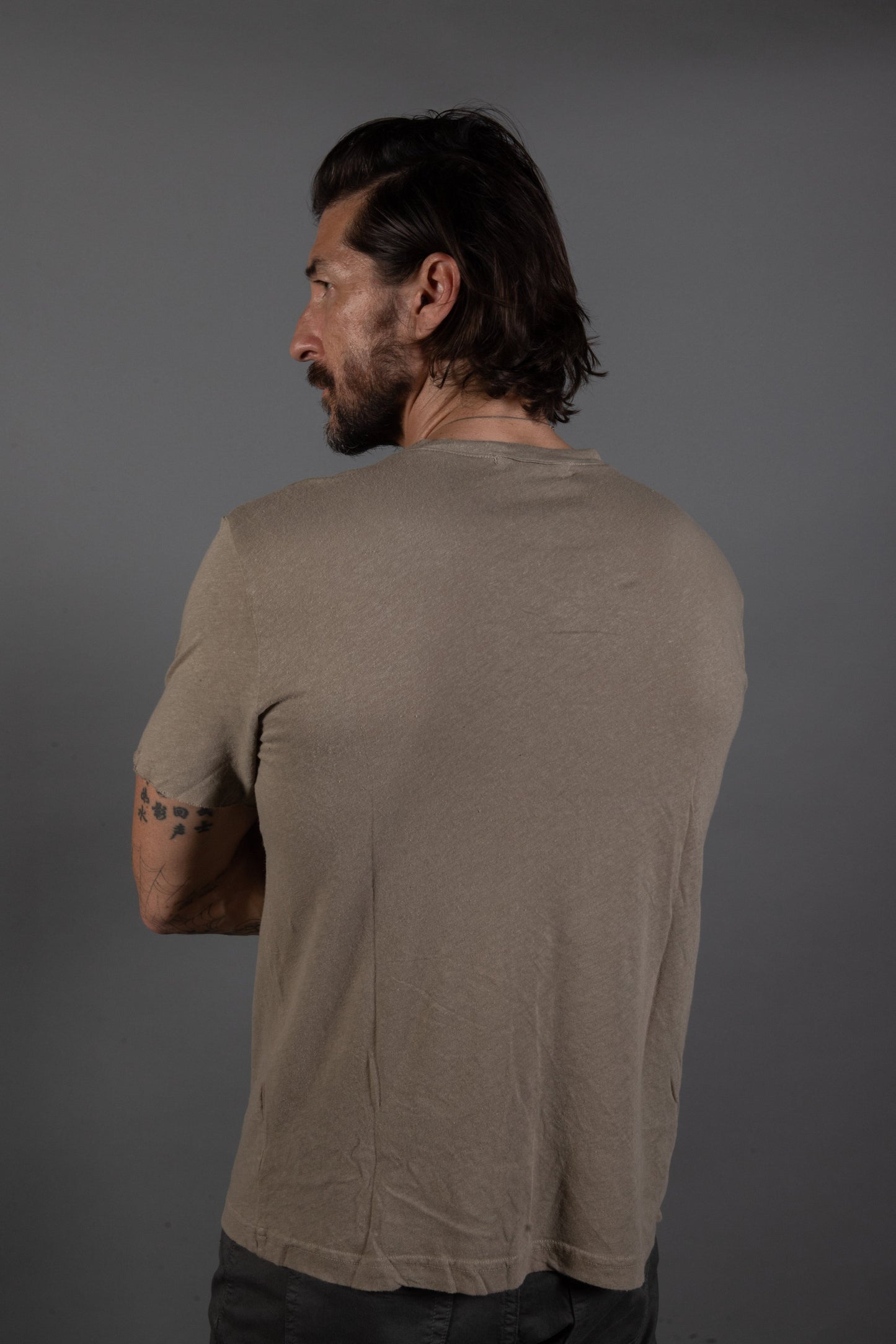 Camiseta Warren de hombre con escote de pico y bolsillo, de lino y algodón