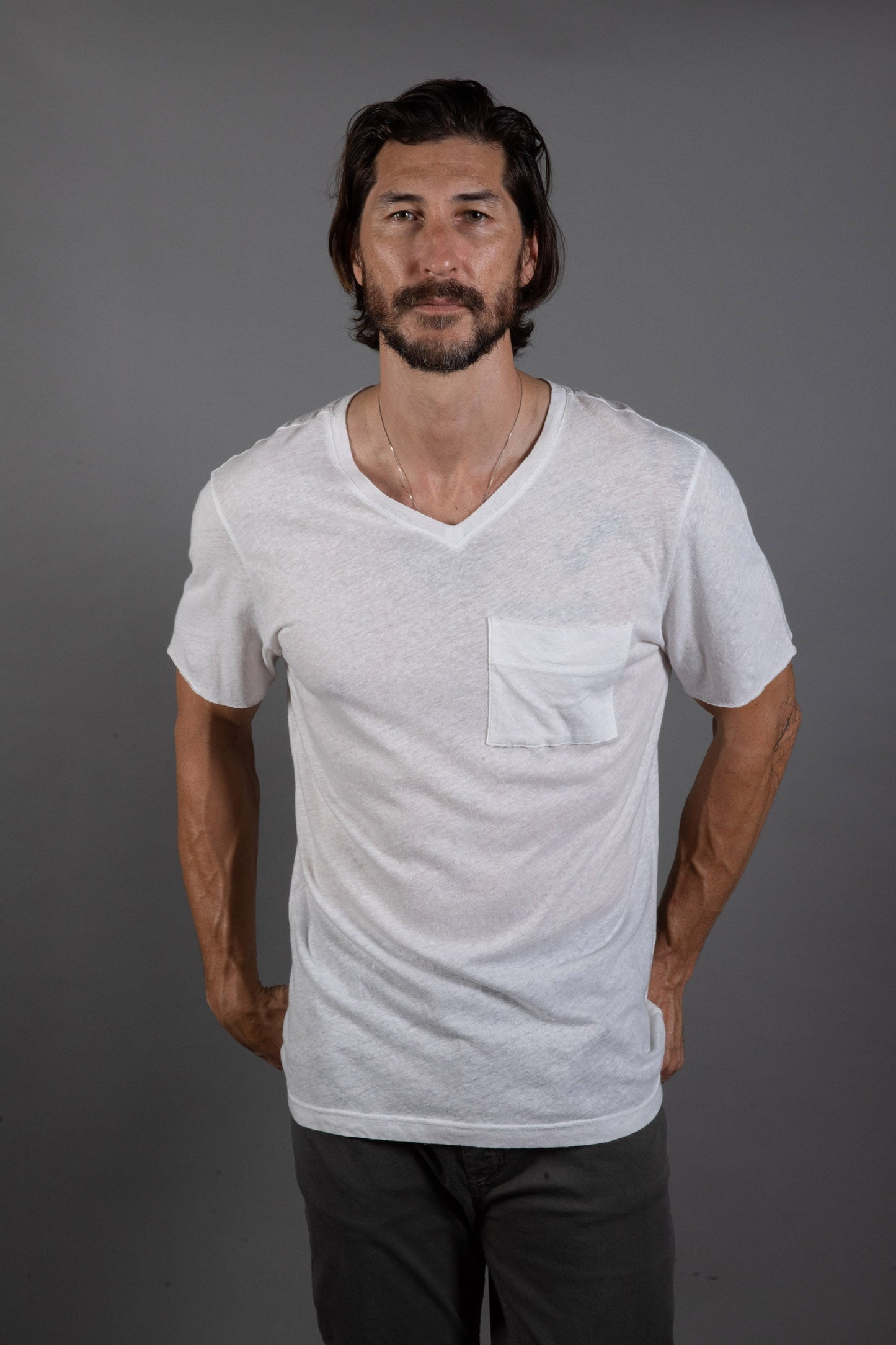 Camiseta Warren de hombre con escote de pico y bolsillo, de lino y algodón