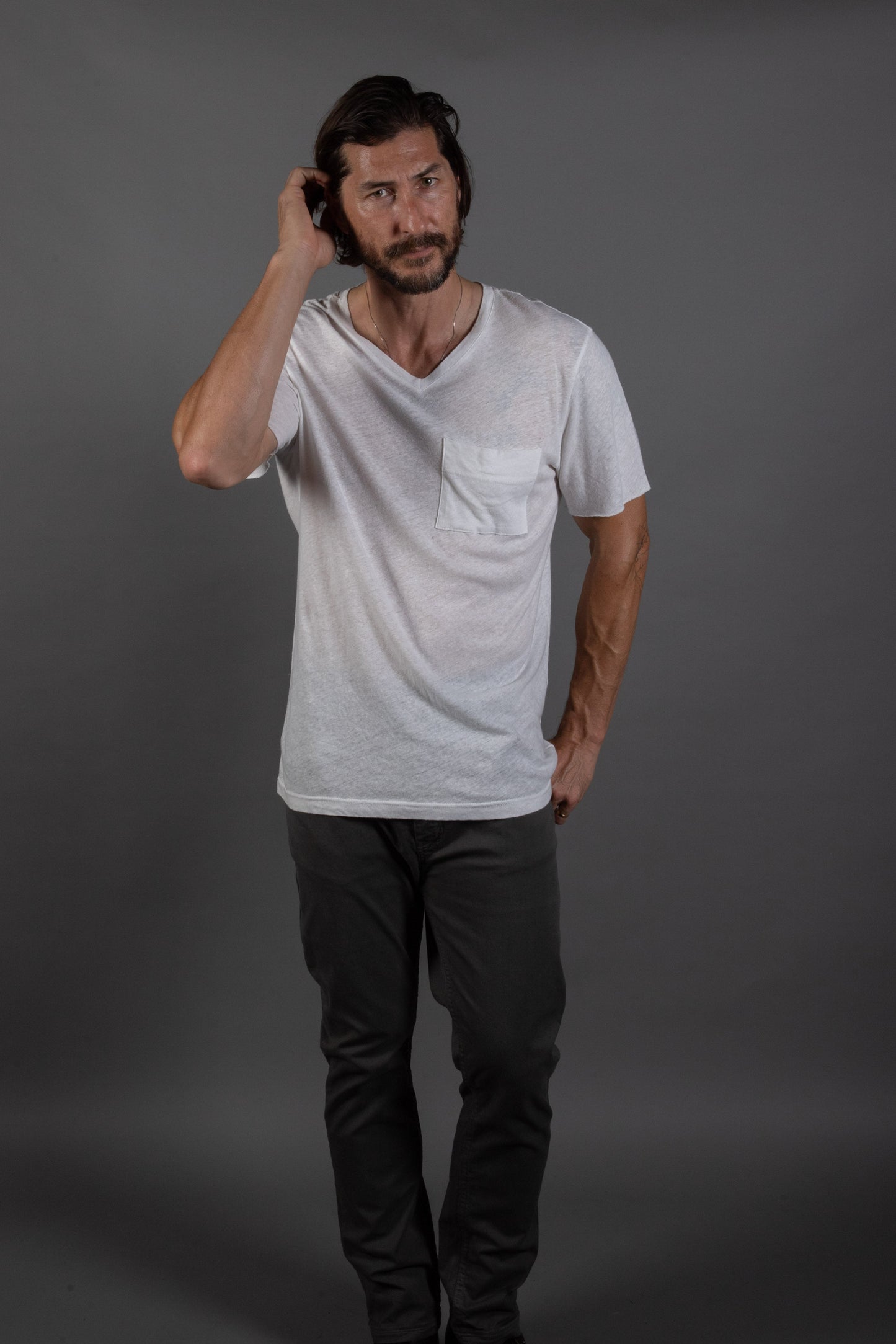 Camiseta Warren de hombre con escote de pico y bolsillo, de lino y algodón