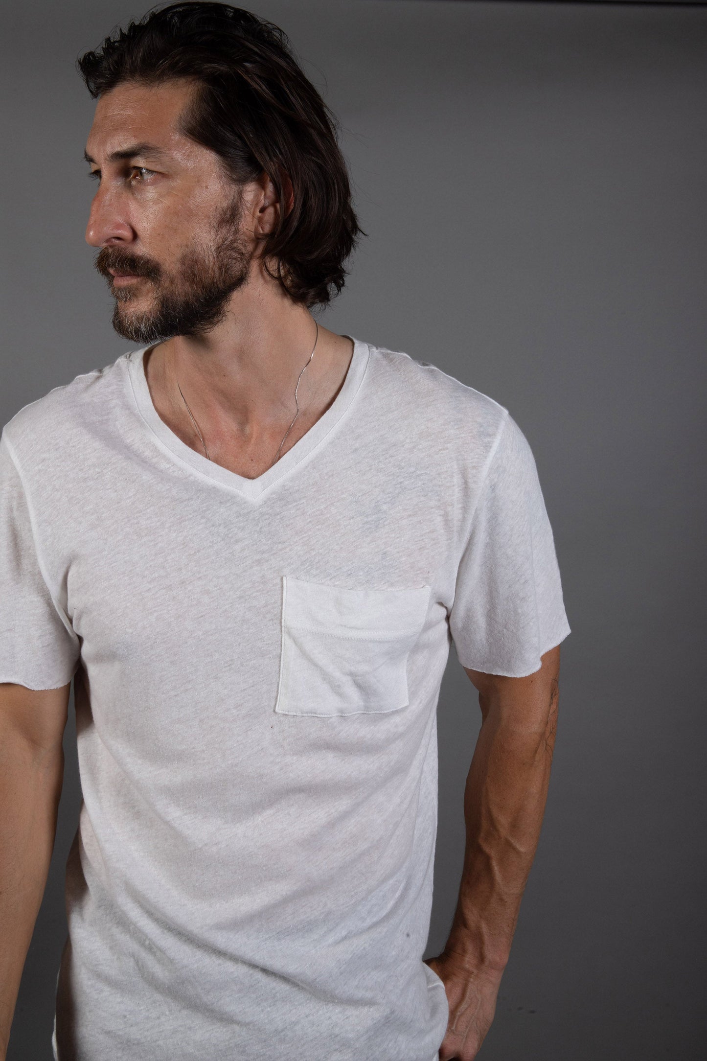 Camiseta Warren de hombre con escote de pico y bolsillo, de lino y algodón