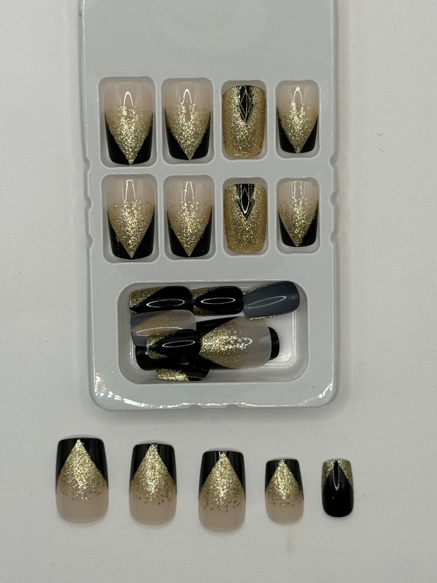 Uñas postizas Midnight Luxe – Elegancia en brillo negro y dorado
