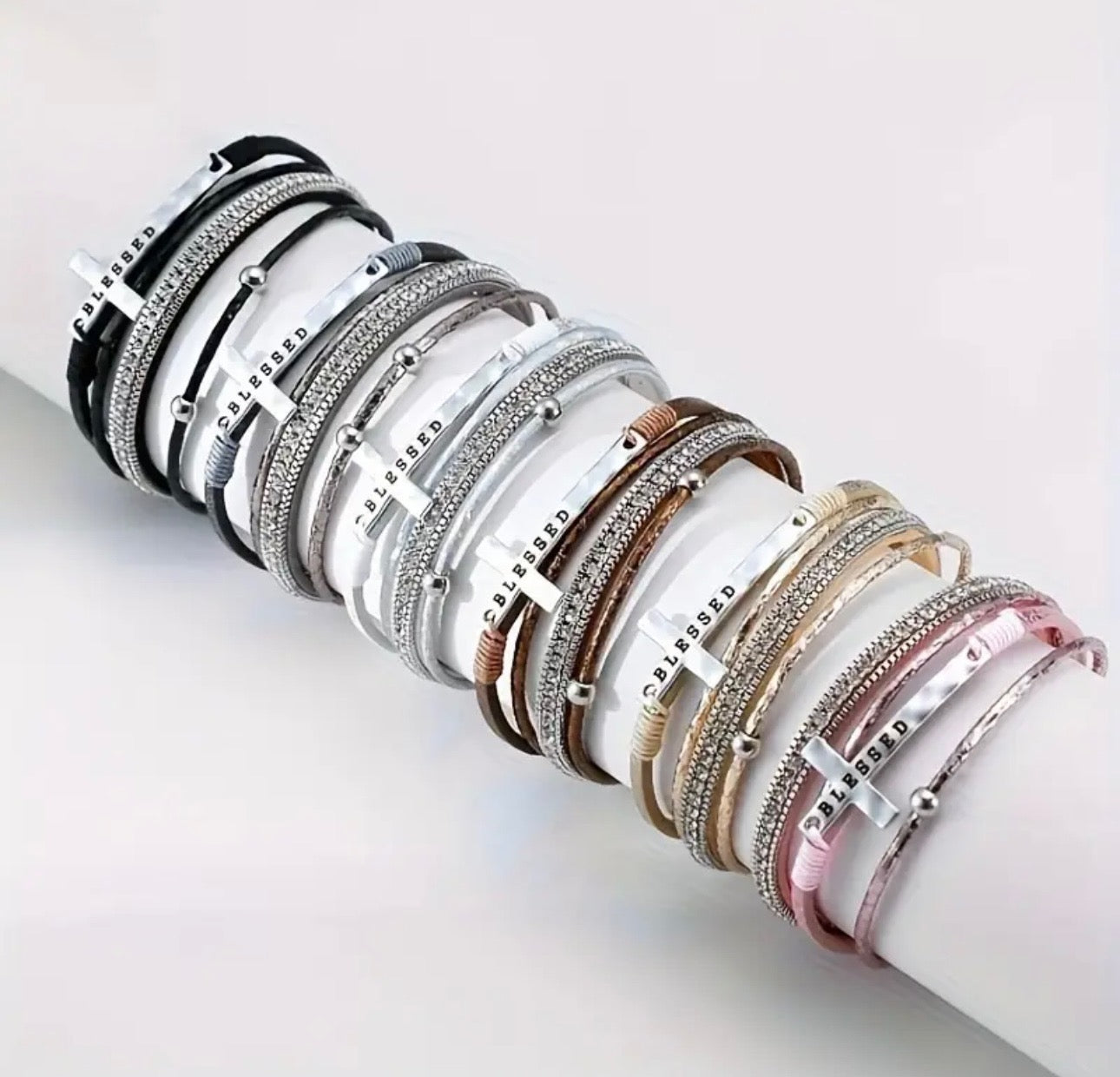 Pulsera de cuero de varias capas con cruz bendecida