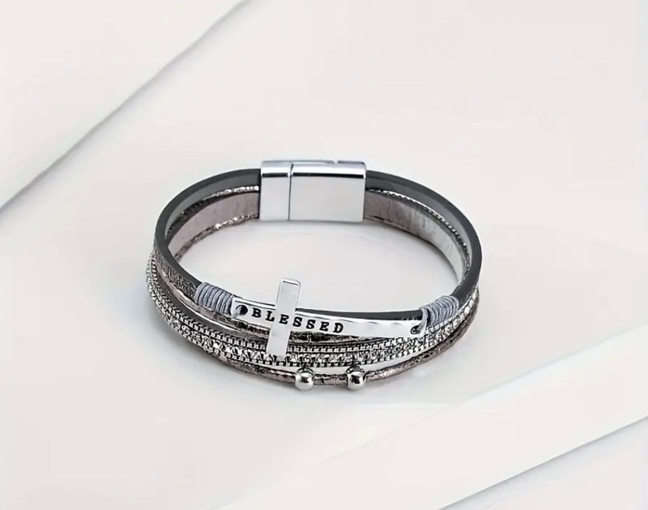 Pulsera de cuero de varias capas con cruz bendecida
