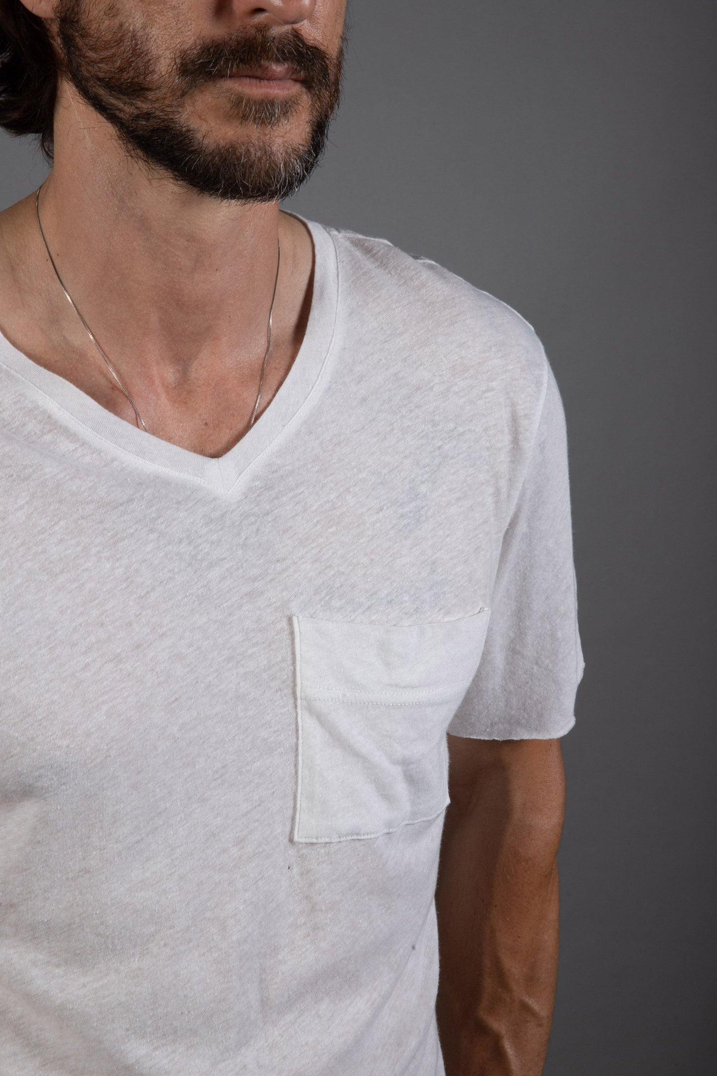 Camiseta Warren de hombre con escote de pico y bolsillo, de lino y algodón