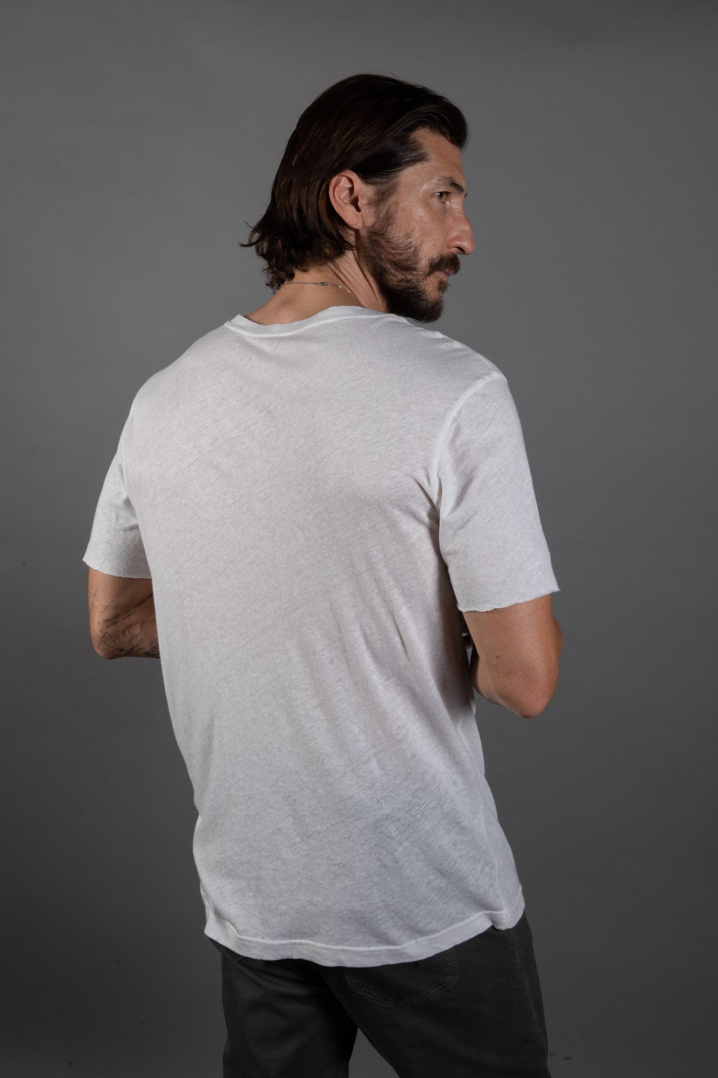 Camiseta Warren de hombre con escote de pico y bolsillo, de lino y algodón