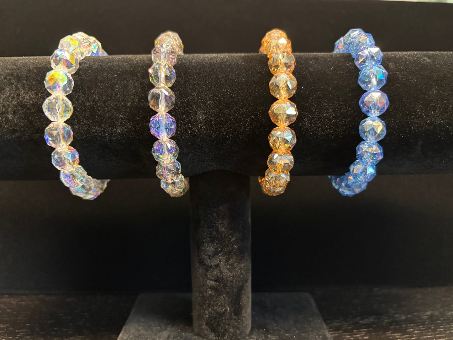 Ilumina tu estilo con nuestras pulseras de 10 mm con apariencia de cristal