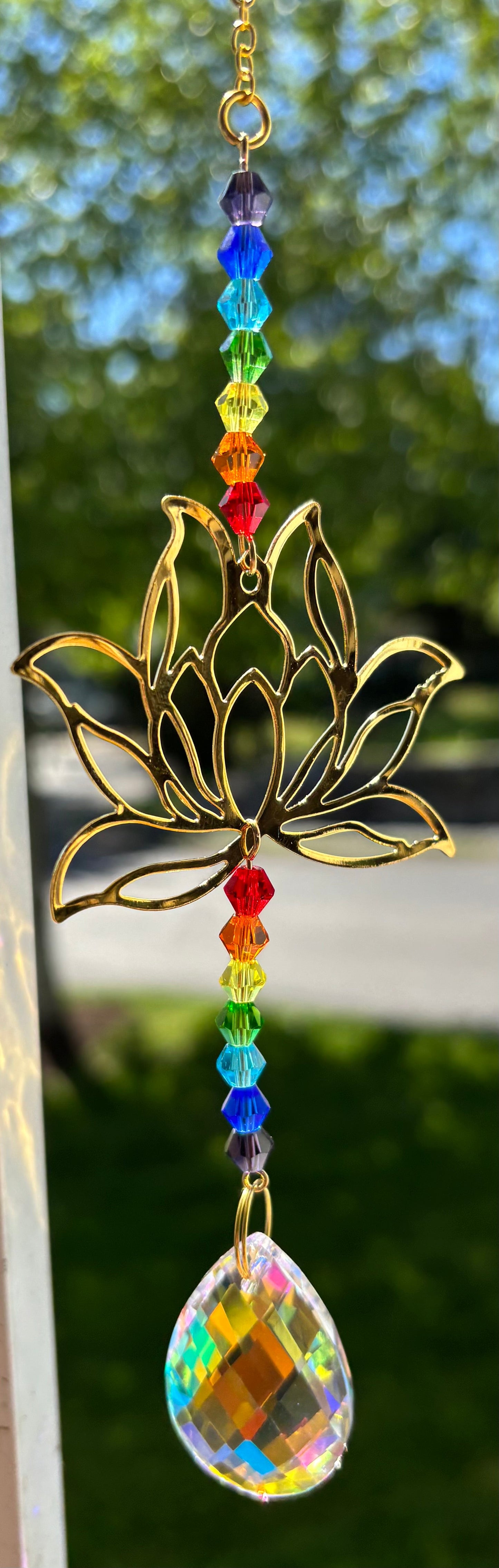 Atrapasueños de loto arcoíris – Decoración de cristal LGBTQ+ Pride y energía zen