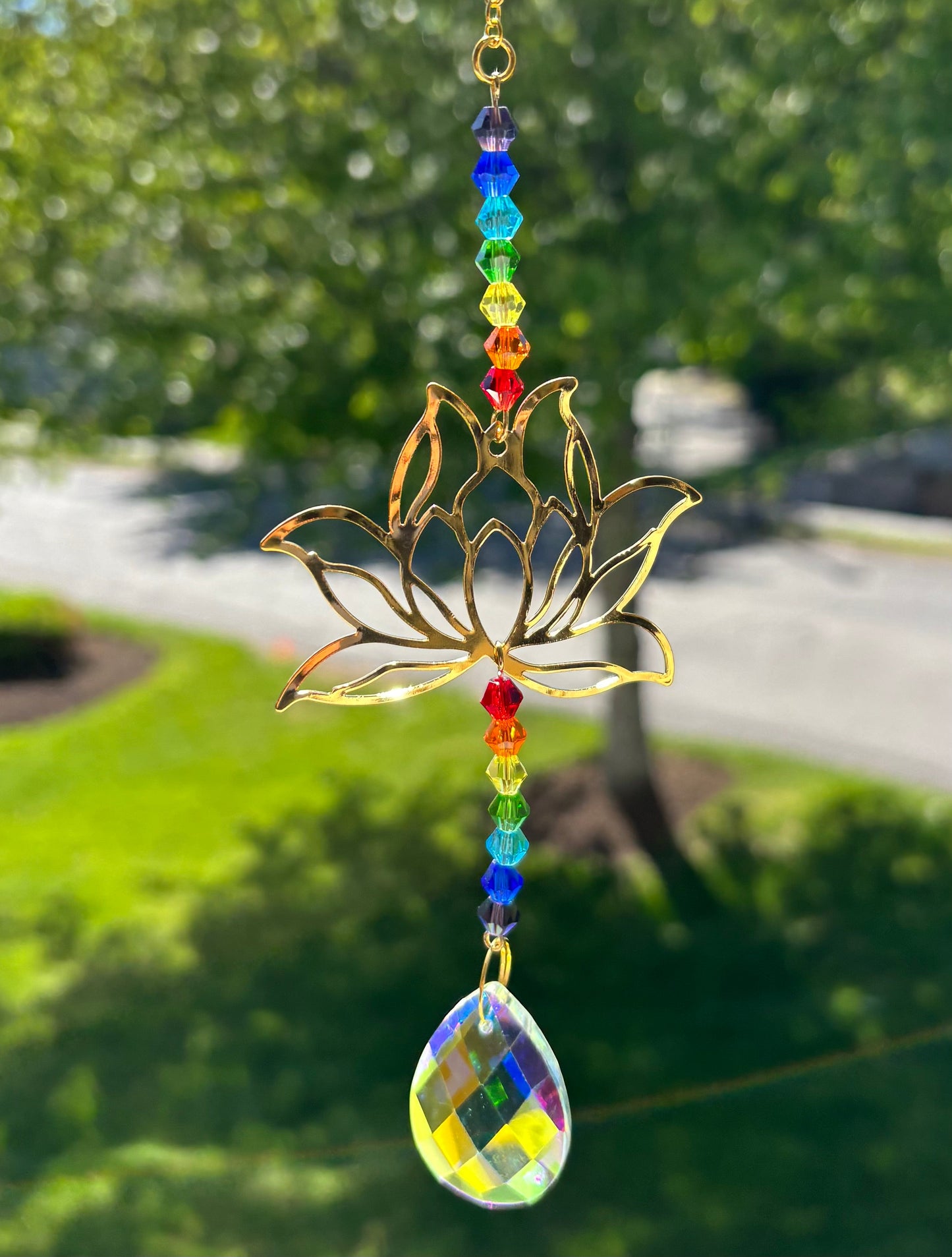 Atrapasueños de loto arcoíris – Decoración de cristal LGBTQ+ Pride y energía zen