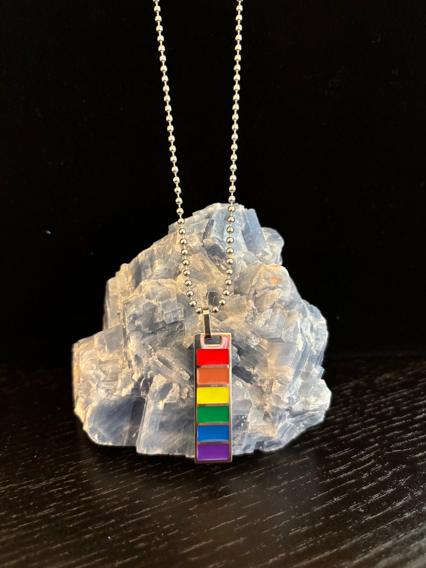 Collar colgante de barra del Orgullo LGBTQ+ – Esmalte arcoíris sobre acero inoxidable