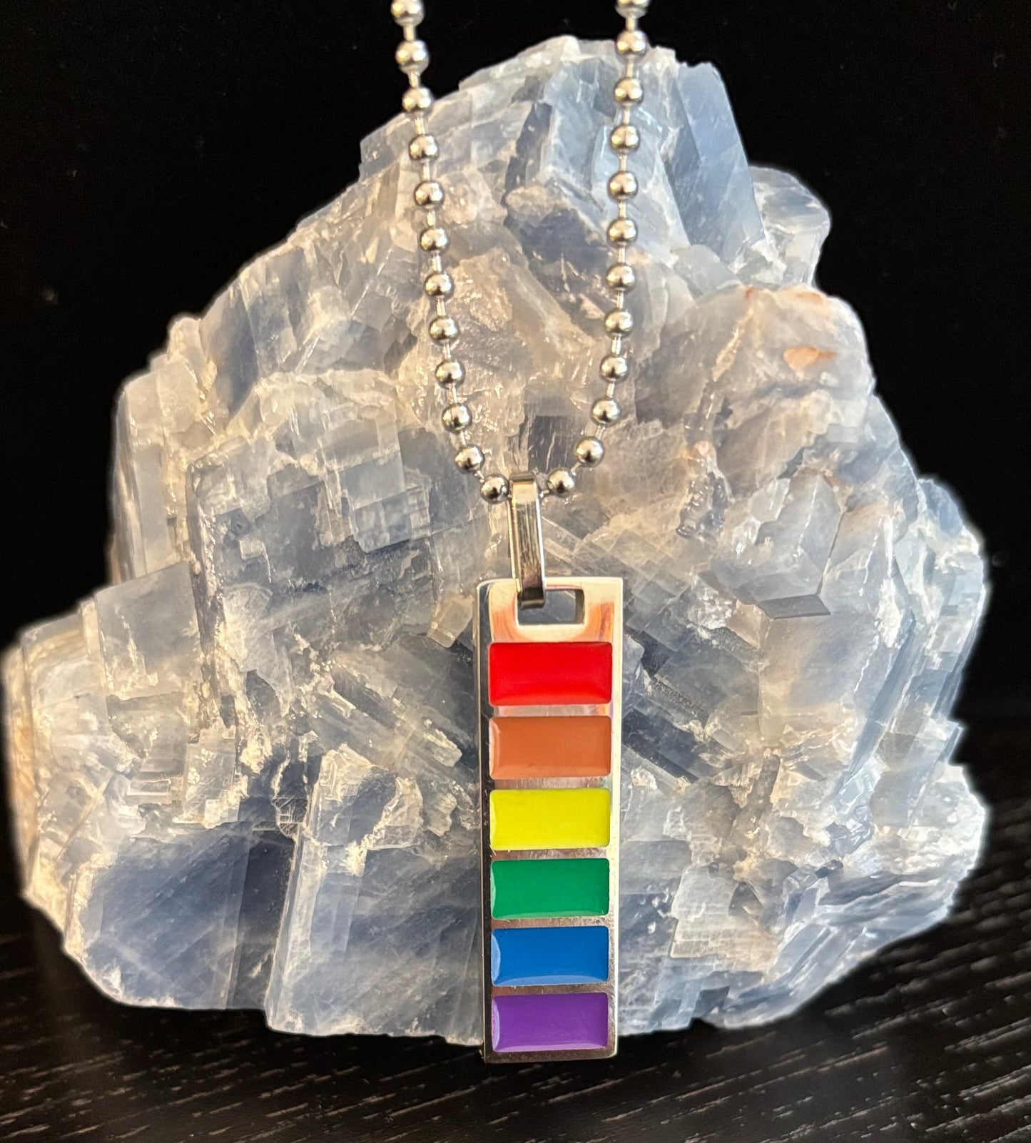Collar colgante de barra del Orgullo LGBTQ+ – Esmalte arcoíris sobre acero inoxidable