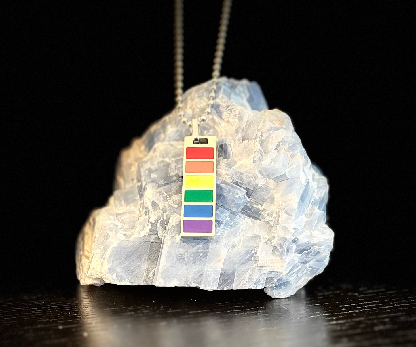 Collar colgante de barra del Orgullo LGBTQ+ – Esmalte arcoíris sobre acero inoxidable