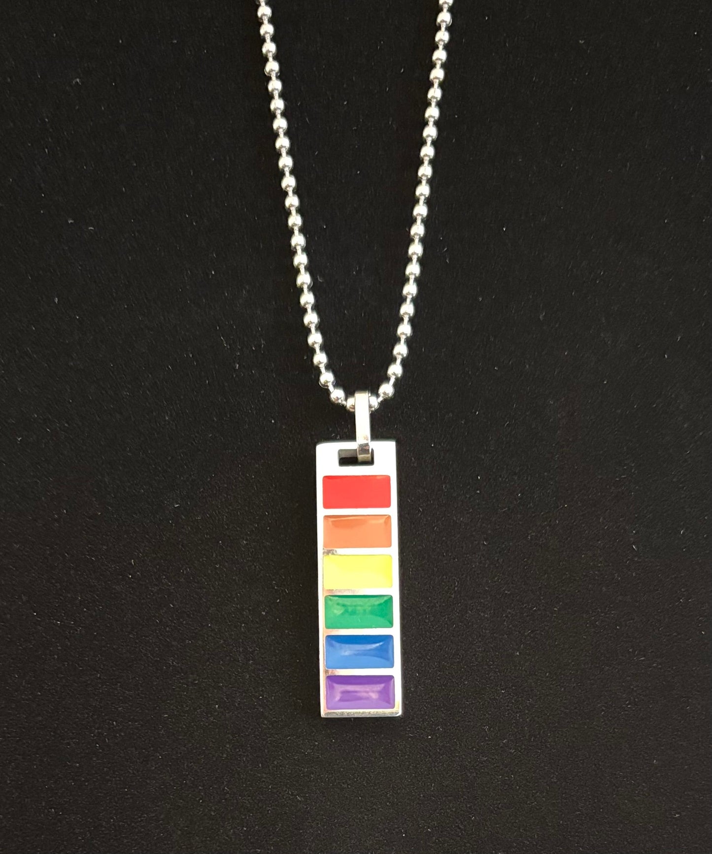 Collar colgante de barra del Orgullo LGBTQ+ – Esmalte arcoíris sobre acero inoxidable