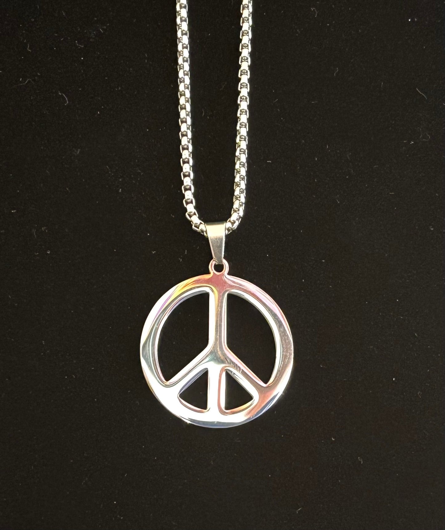 Collar con colgante de acero inoxidable con símbolo de la paz – Atrevido y empoderador