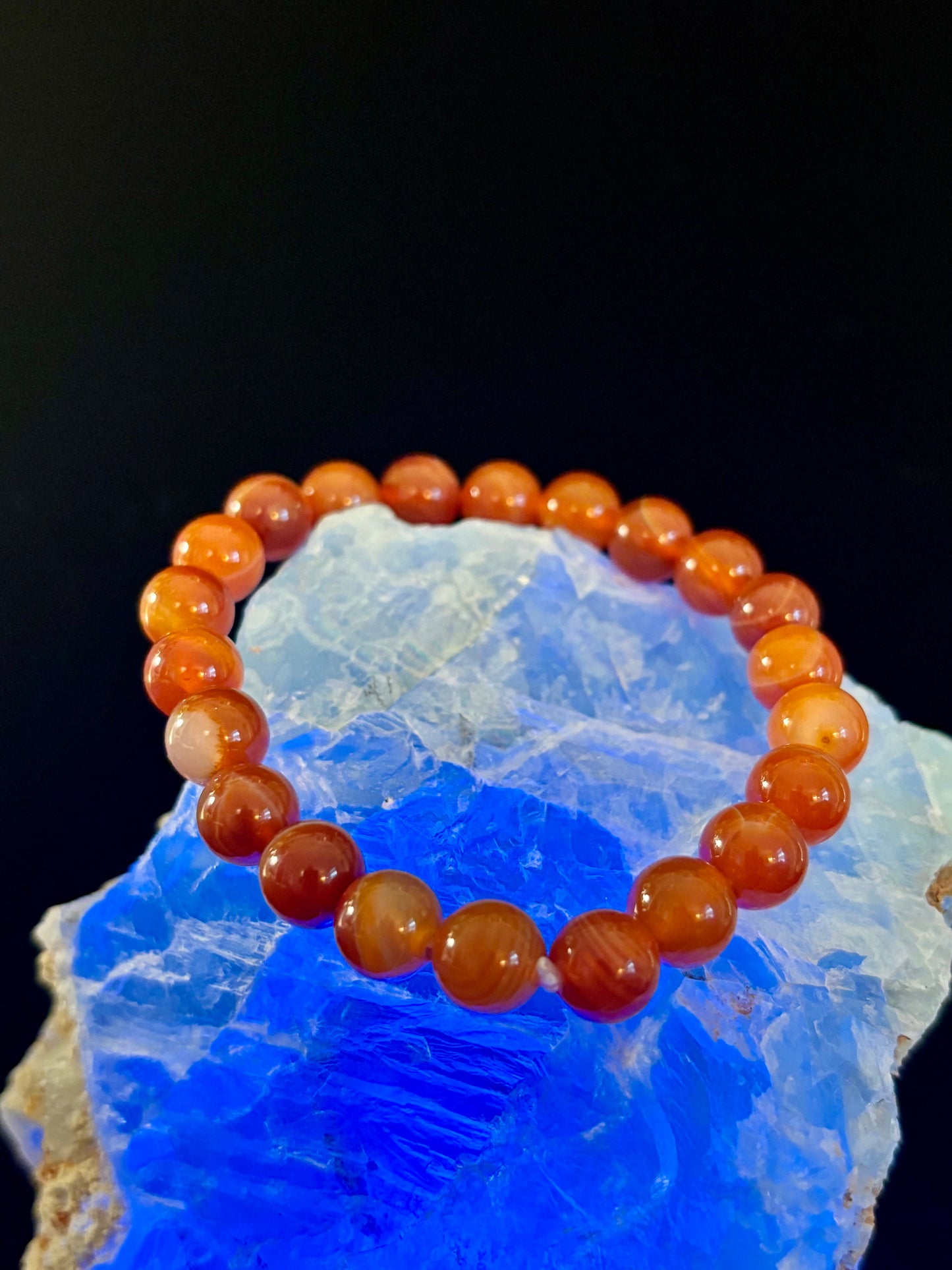 Pulsera de ágata rayada roja (sardónice) infundida con Reiki para fuerza y confianza (muñeca mediana)