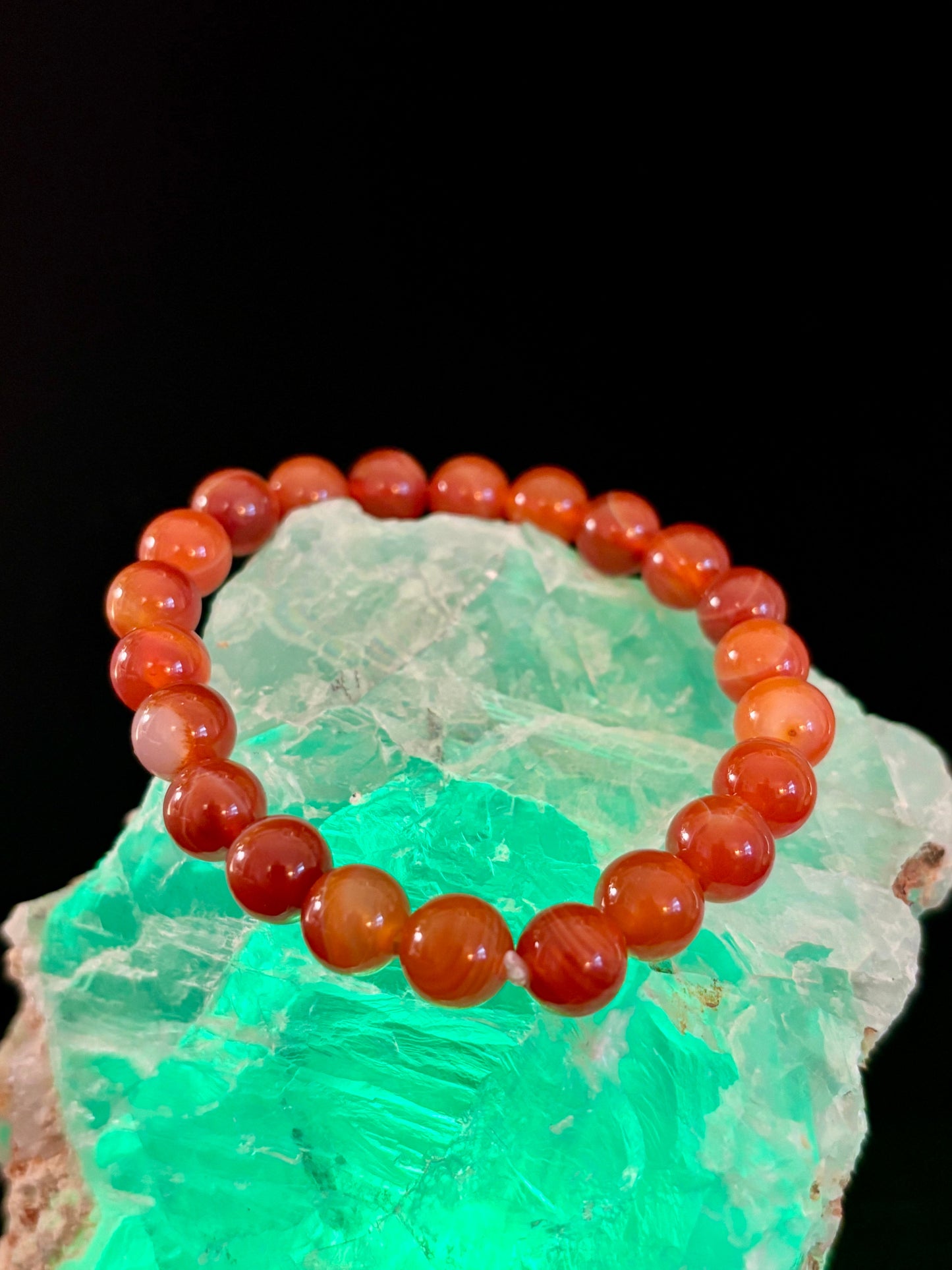 Pulsera de ágata rayada roja (sardónice) infundida con Reiki para fuerza y confianza (muñeca mediana)