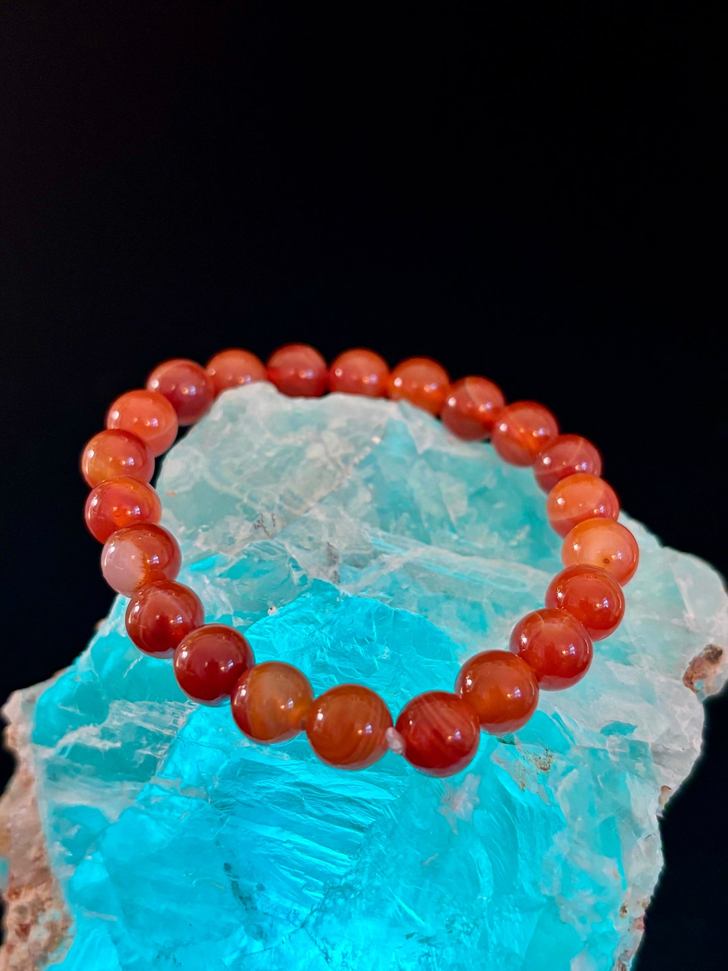Pulsera de ágata rayada roja (sardónice) infundida con Reiki para fuerza y confianza (muñeca mediana)