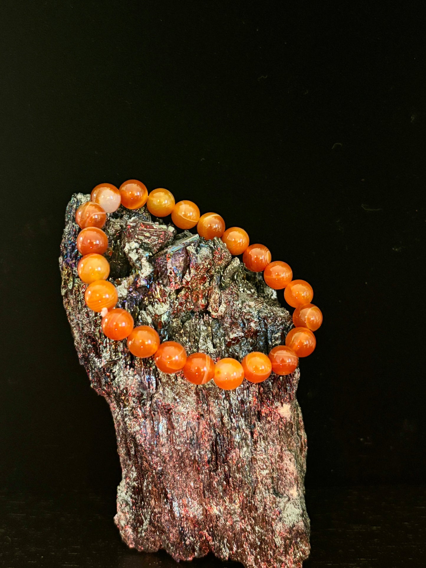 Pulsera de ágata rayada roja (sardónice) infundida con Reiki para fuerza y confianza (muñeca mediana)