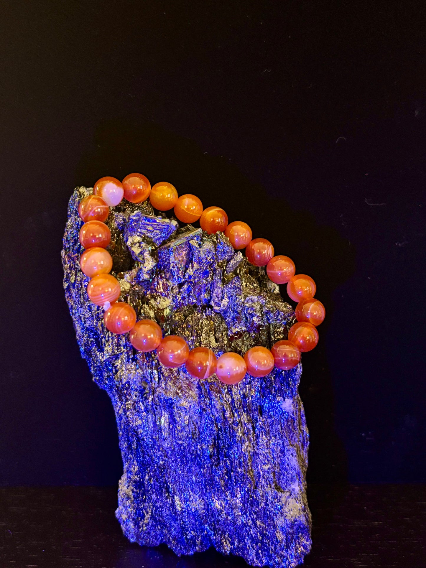 Pulsera de ágata rayada roja (sardónice) infundida con Reiki para fuerza y confianza (muñeca mediana)