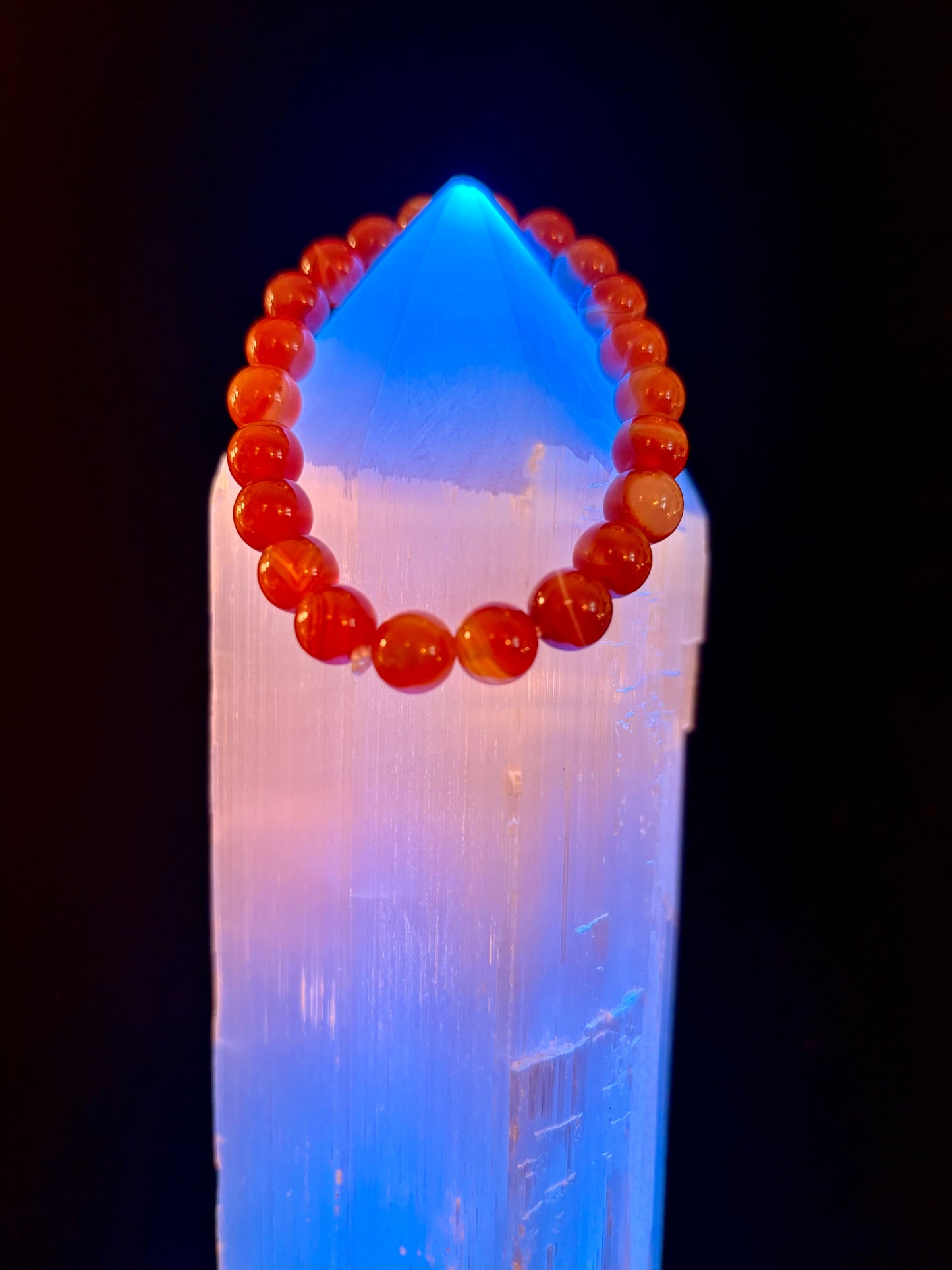 Pulsera de ágata rayada roja (sardónice) infundida con Reiki para fuerza y confianza (muñeca mediana)