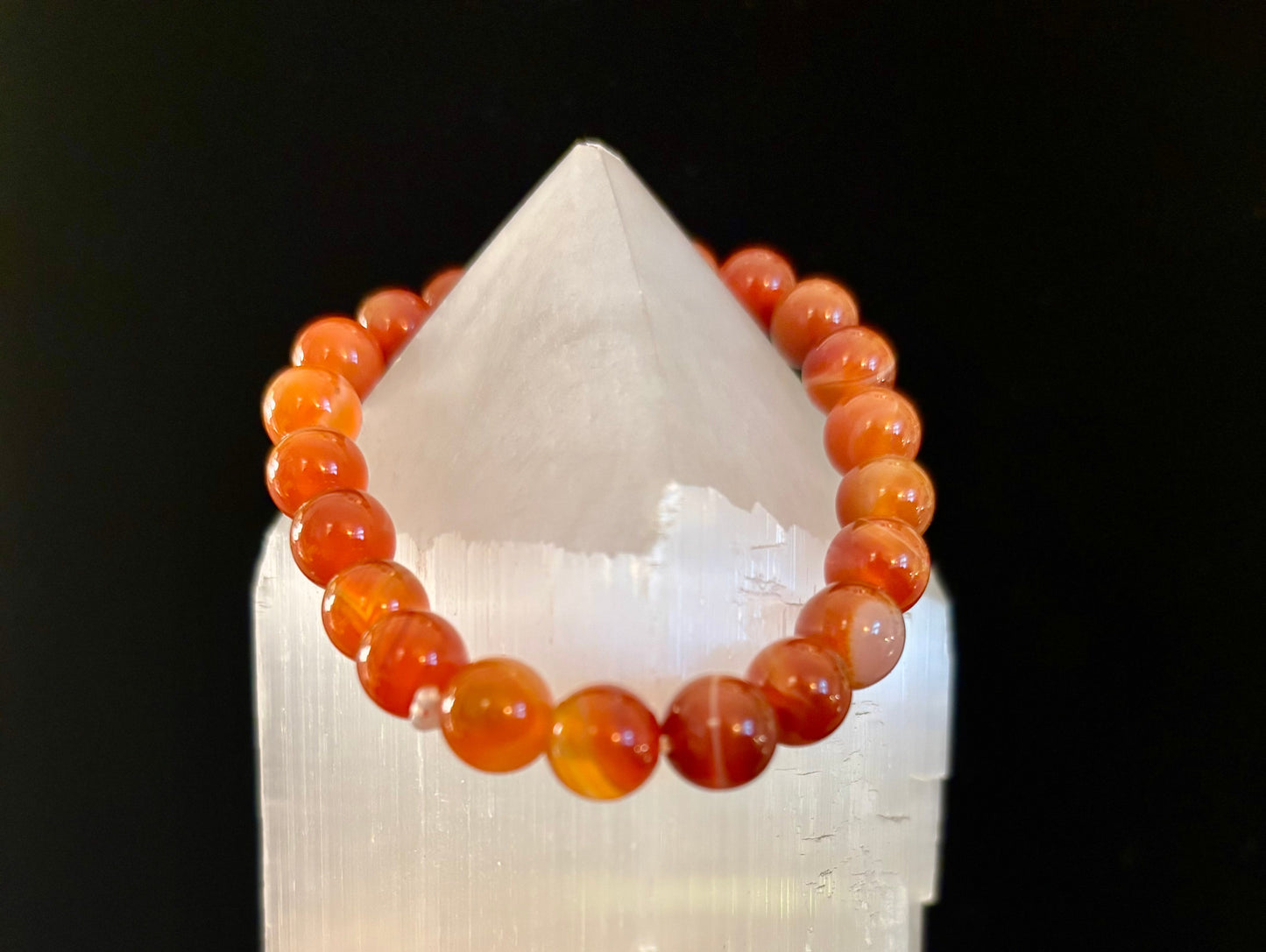 Pulsera de ágata rayada roja (sardónice) infundida con Reiki para fuerza y confianza (muñeca mediana)