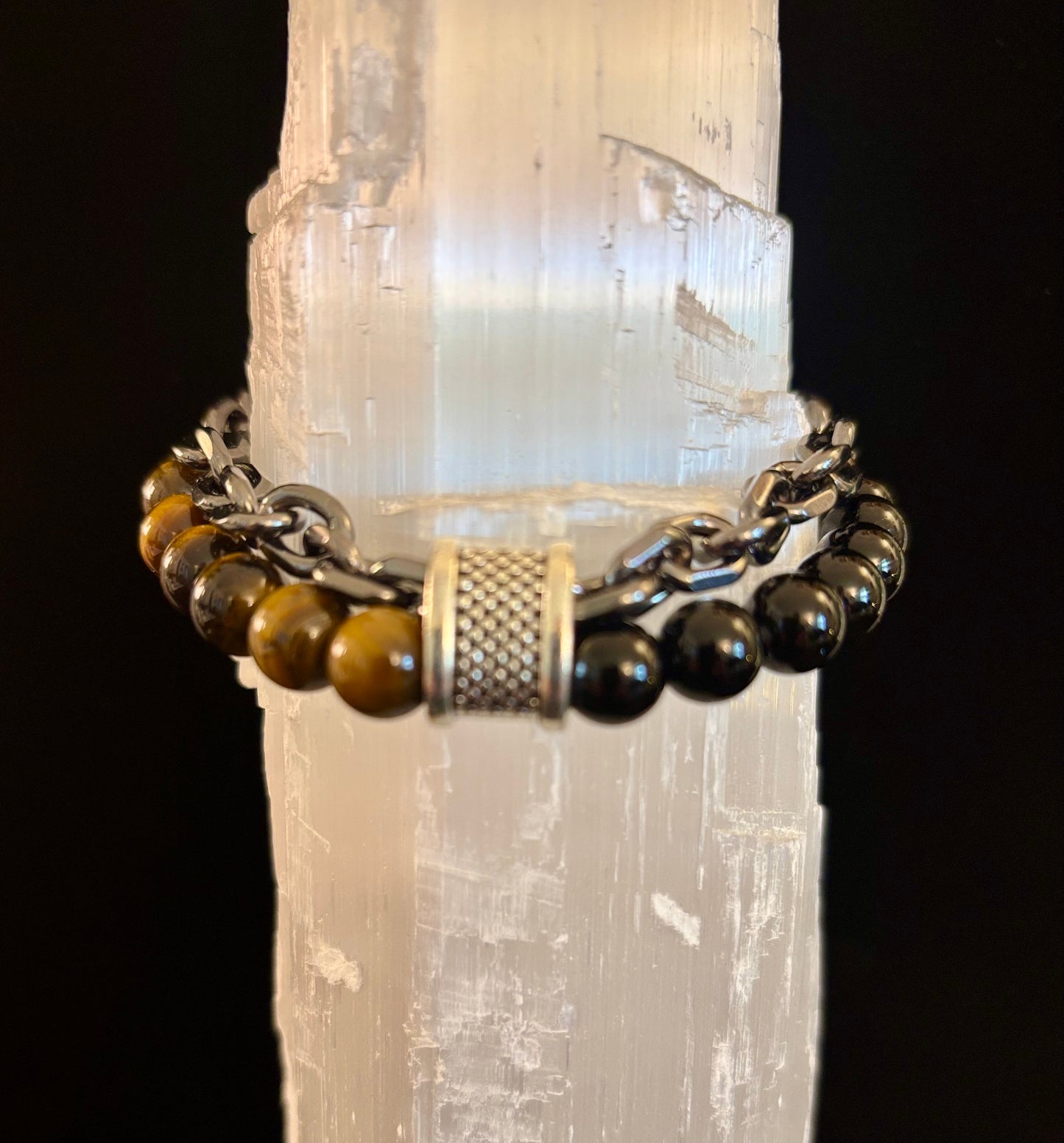 Pulsera de fuerza e intención infundida con reiki de lapislázuli u ojo de tigre con cadena plateada (muñeca mediana a grande)