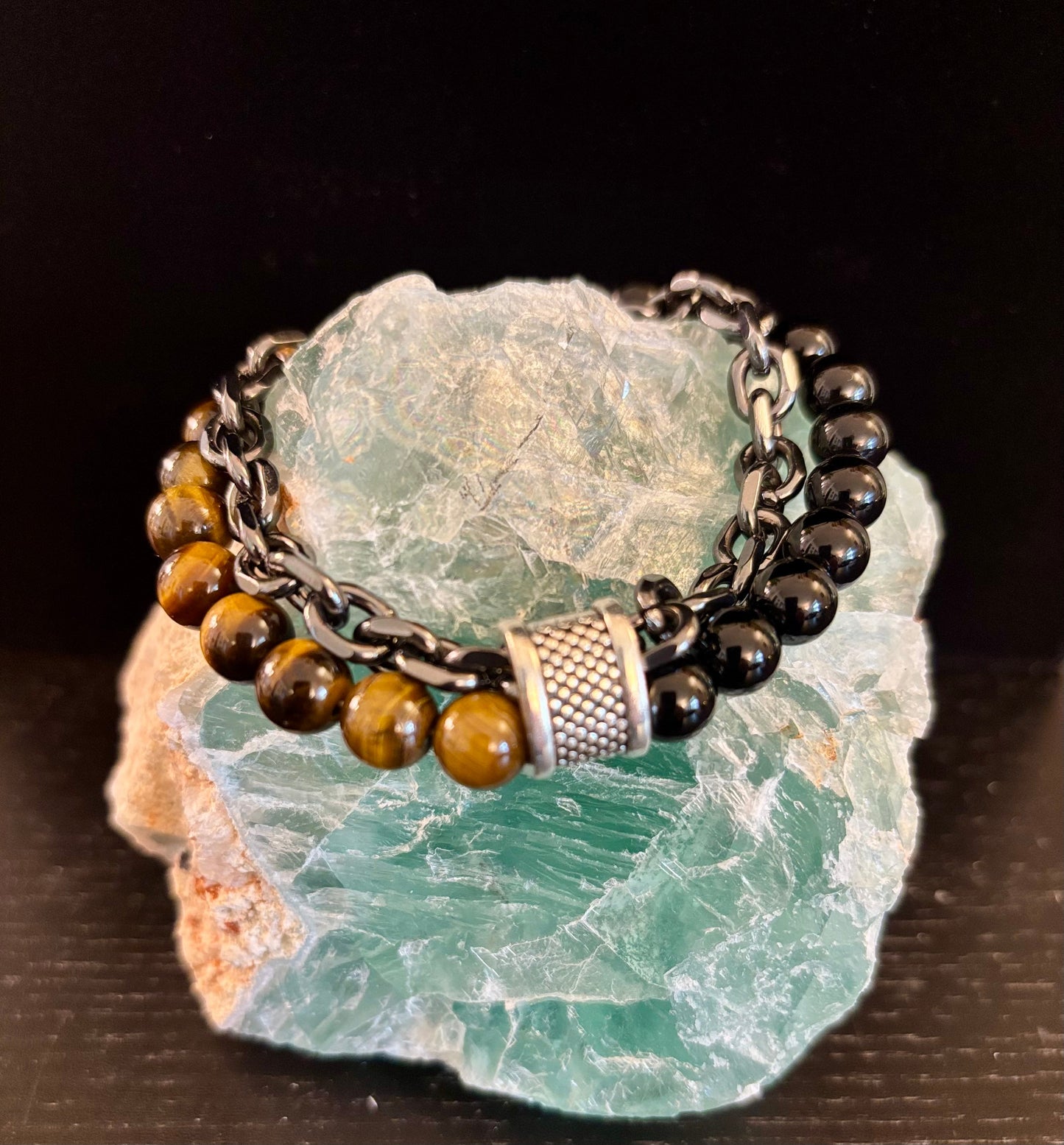 Pulsera de fuerza e intención infundida con reiki de lapislázuli u ojo de tigre con cadena plateada (muñeca mediana a grande)