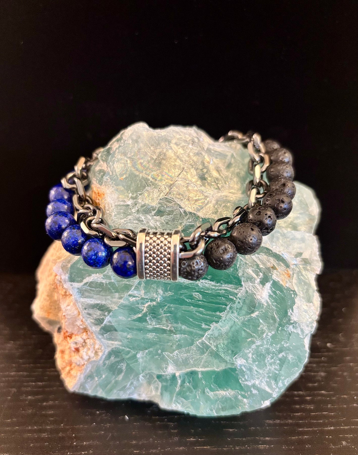 Pulsera de fuerza e intención infundida con reiki de lapislázuli u ojo de tigre con cadena plateada (muñeca mediana a grande)