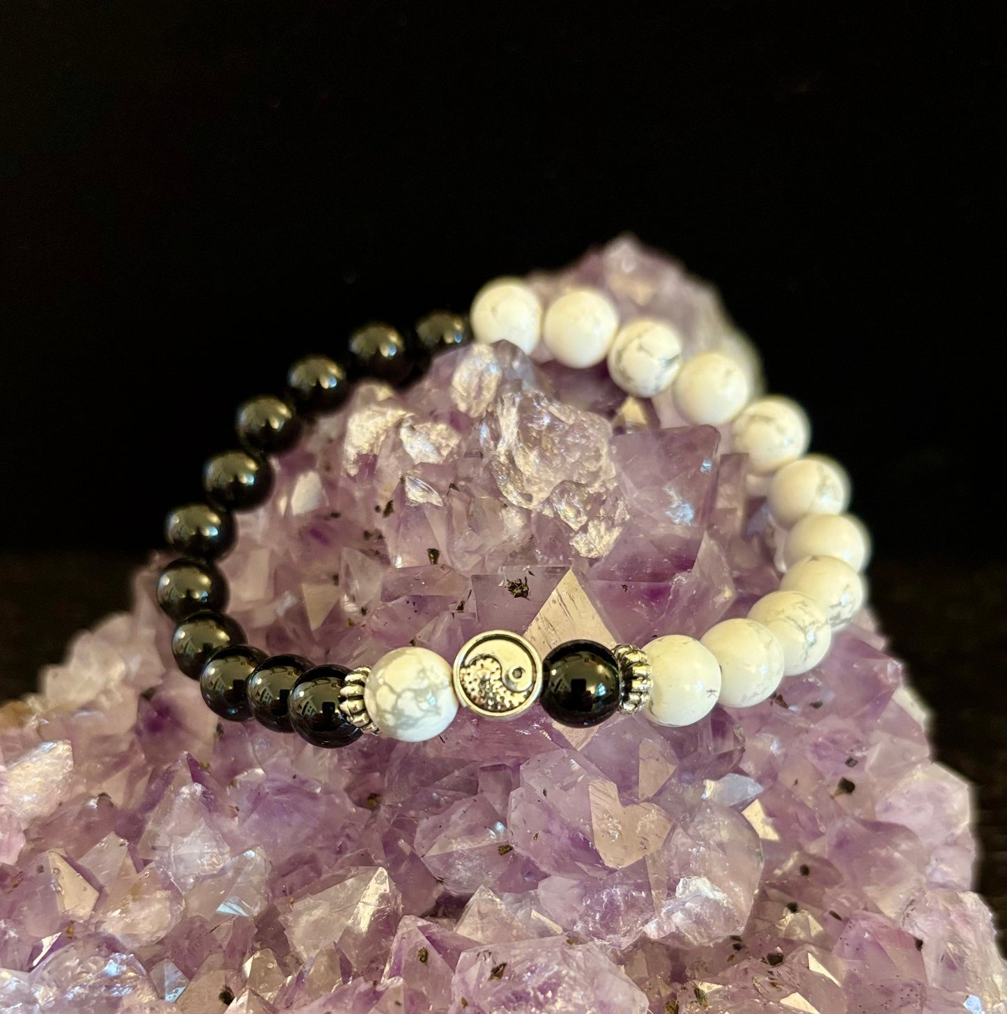 Pulsera de energía Yin Yang - Cuentas Negras y Blancas Atrevidas (Equilibrio con un Giro)
