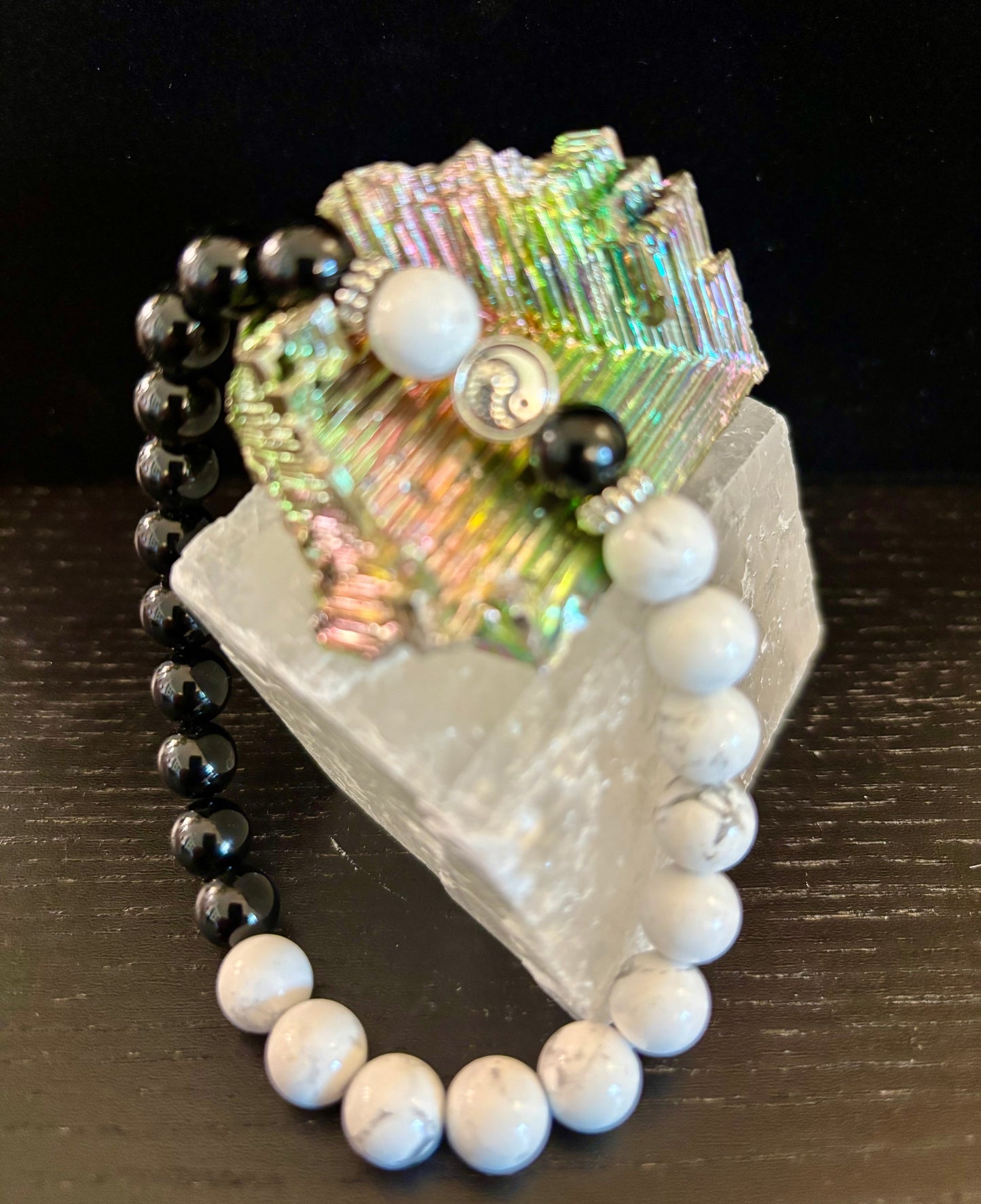 Pulsera de energía Yin Yang - Cuentas Negras y Blancas Atrevidas (Equilibrio con un Giro)