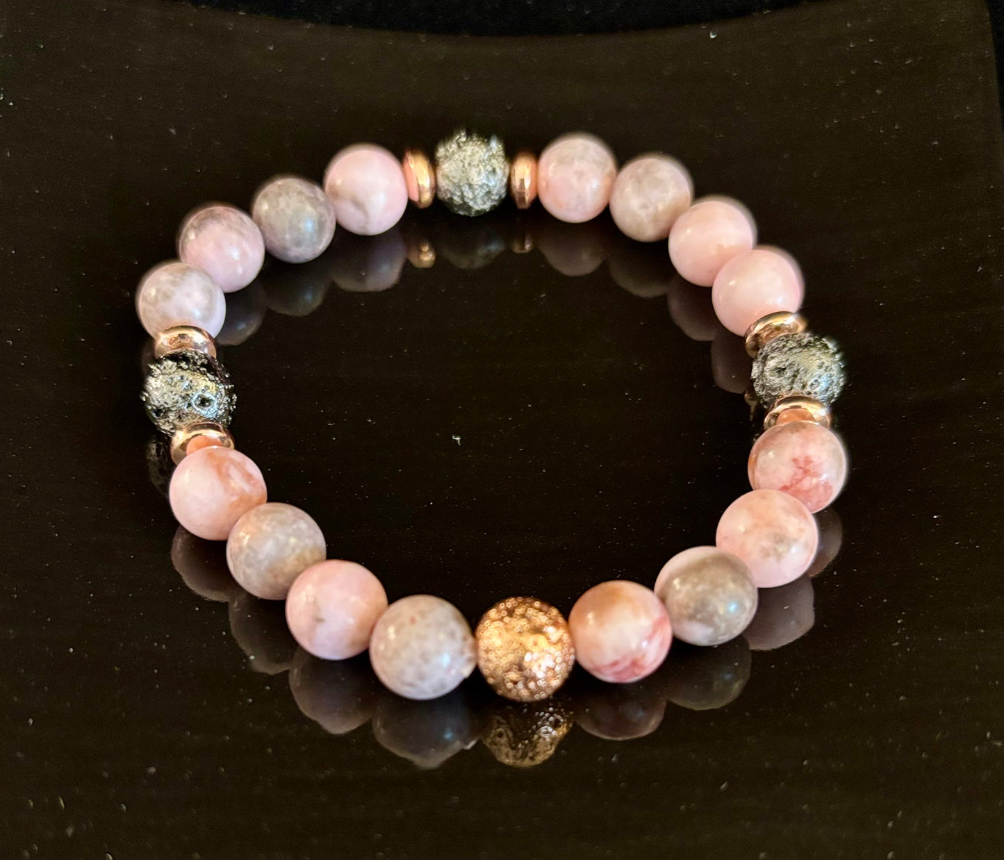 Pulsera de Jaspe Cebra Rosa y Piedra de Lava en Tono Oro Rosa
