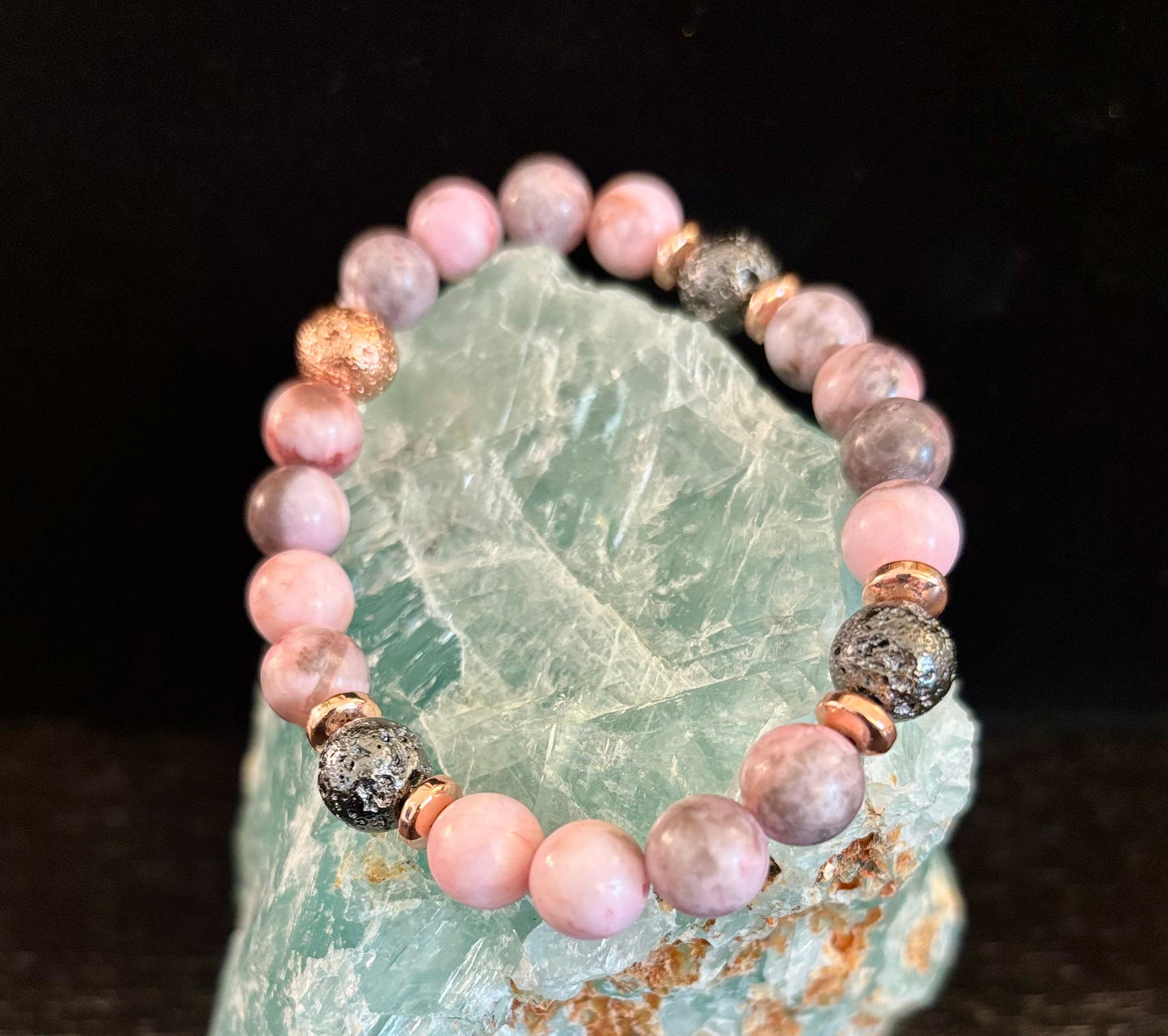 Pulsera de Jaspe Cebra Rosa y Piedra de Lava en Tono Oro Rosa