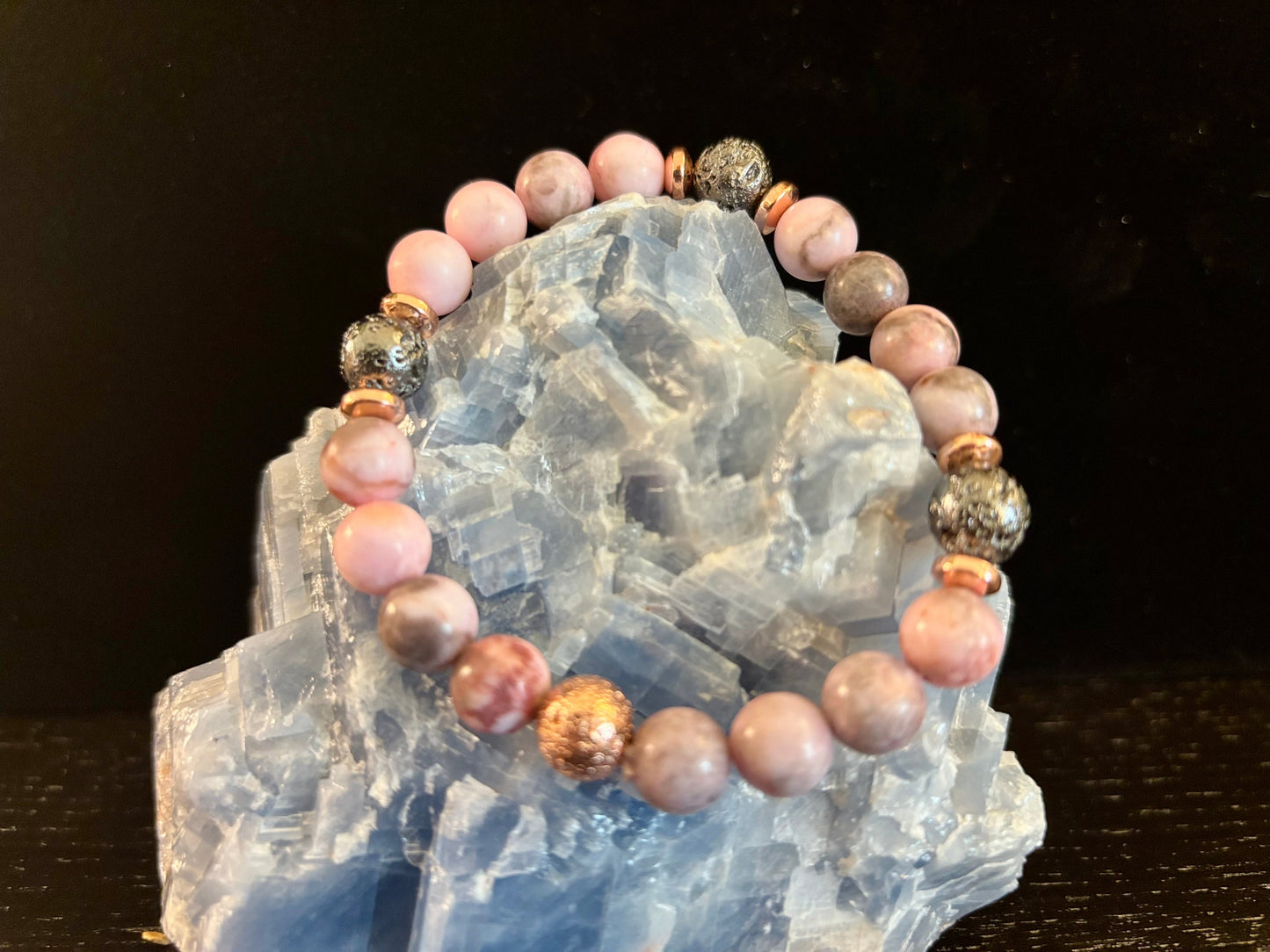 Pulsera de Jaspe Cebra Rosa y Piedra de Lava en Tono Oro Rosa