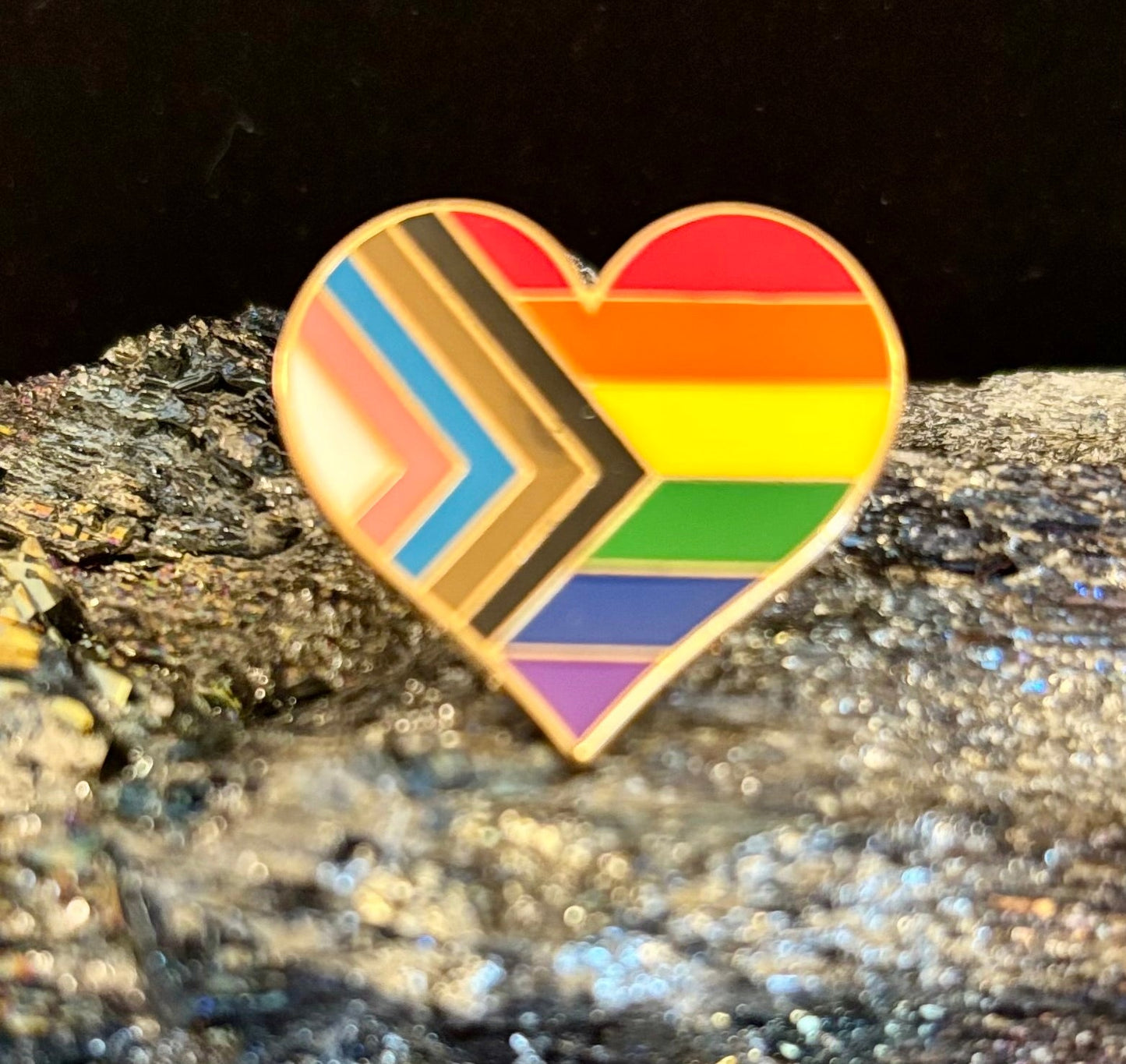 Pin Esmaltado de la Bandera Arcoíris del Orgullo LGBTQ+ – Muchos Estilos Fabulosos