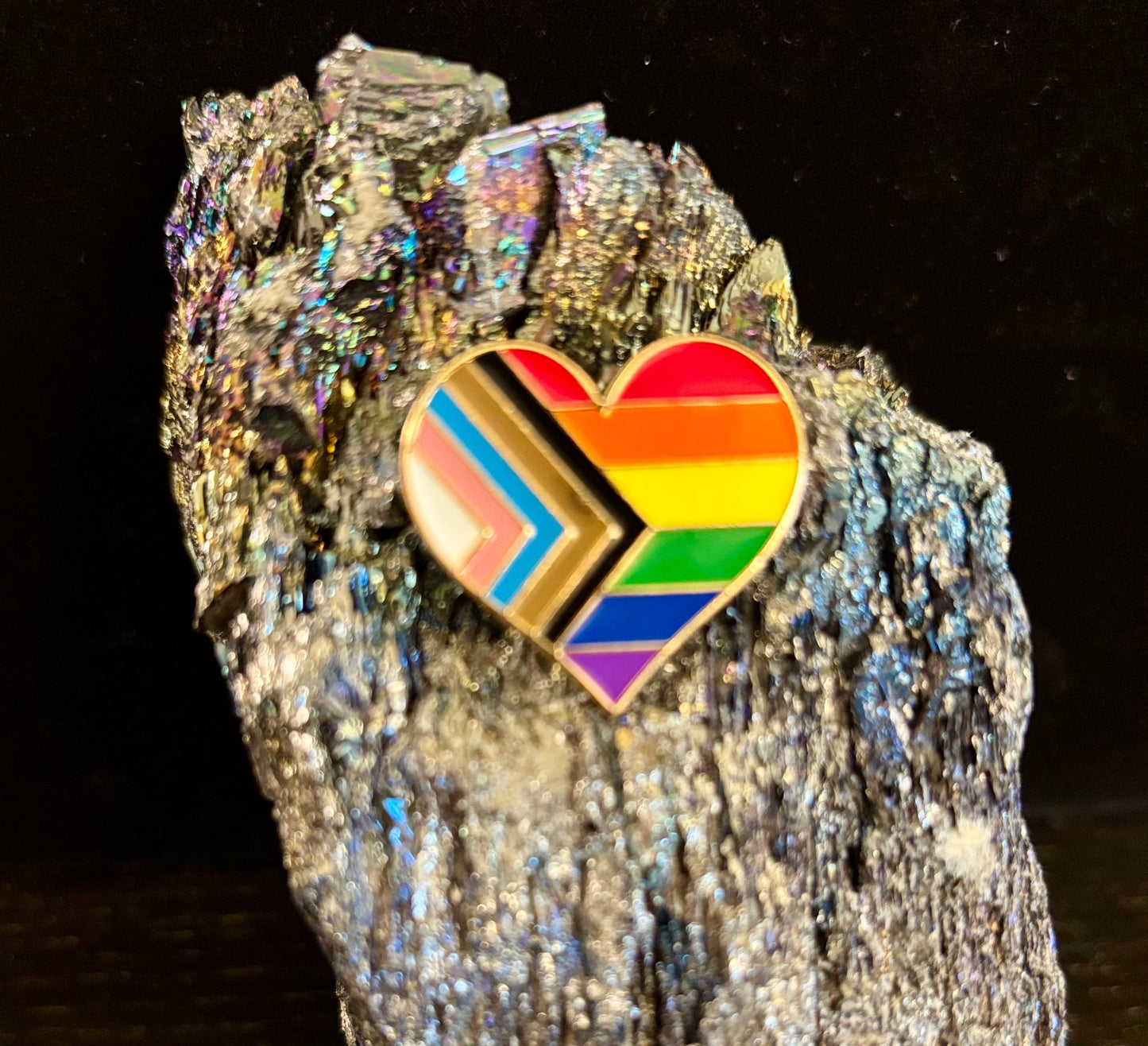 Pin Esmaltado de la Bandera Arcoíris del Orgullo LGBTQ+ – Muchos Estilos Fabulosos