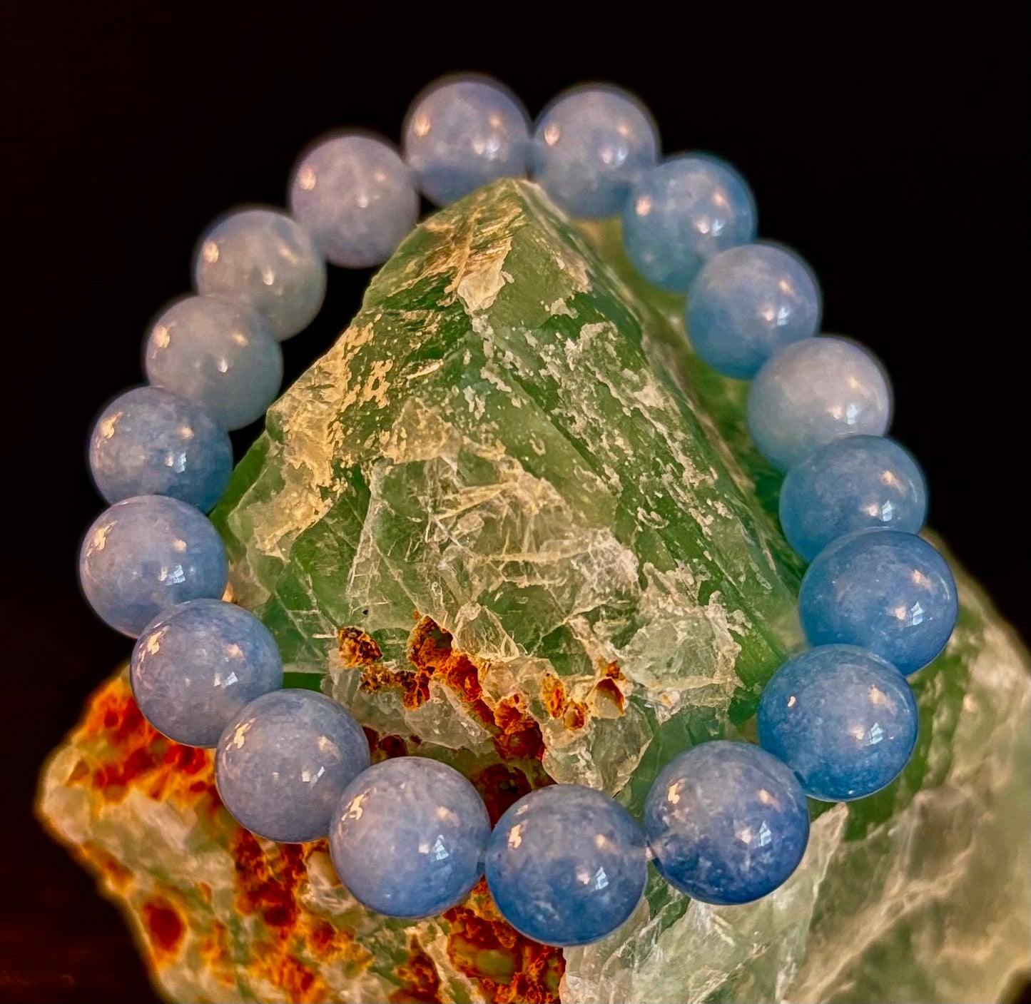Pulsera de Cuentas de Aguamarina de 8mm y 10mm – Joyería Infundida con Reiki para Calma, Claridad y Comunicación (Muñeca Mediana)