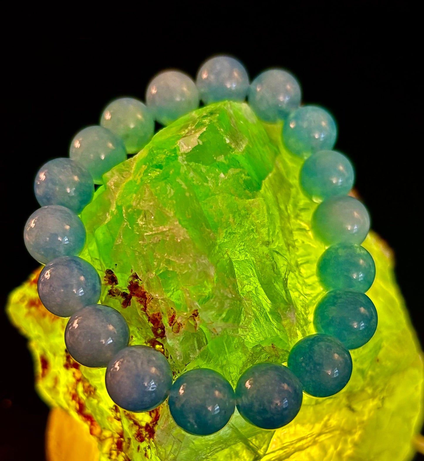 Pulsera de Cuentas de Aguamarina de 8mm y 10mm – Joyería Infundida con Reiki para Calma, Claridad y Comunicación (Muñeca Mediana)