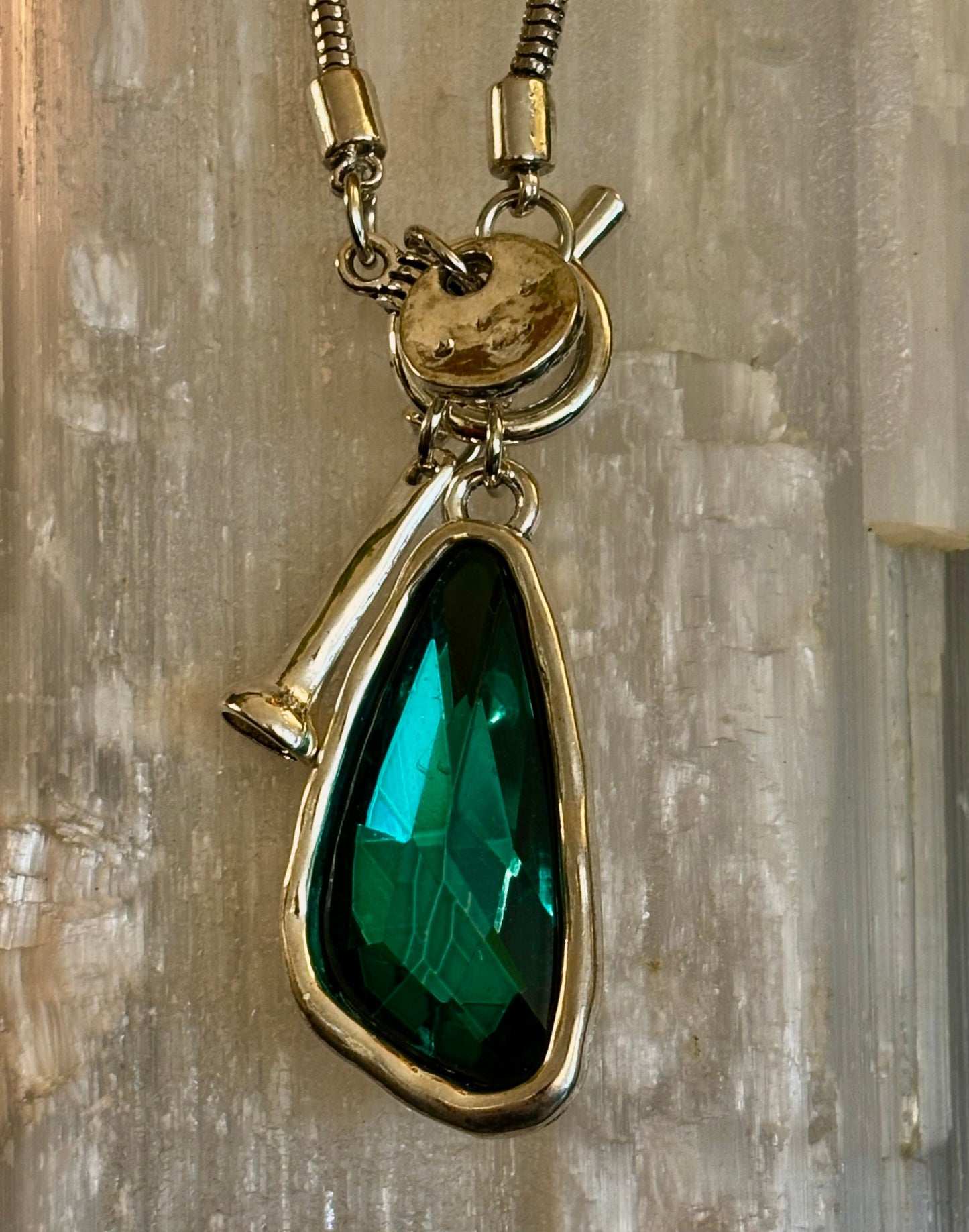 Collar con colgante de gota de cristal – Azul o verde – Cadena ajustable de 75 cm (29 pulgadas)