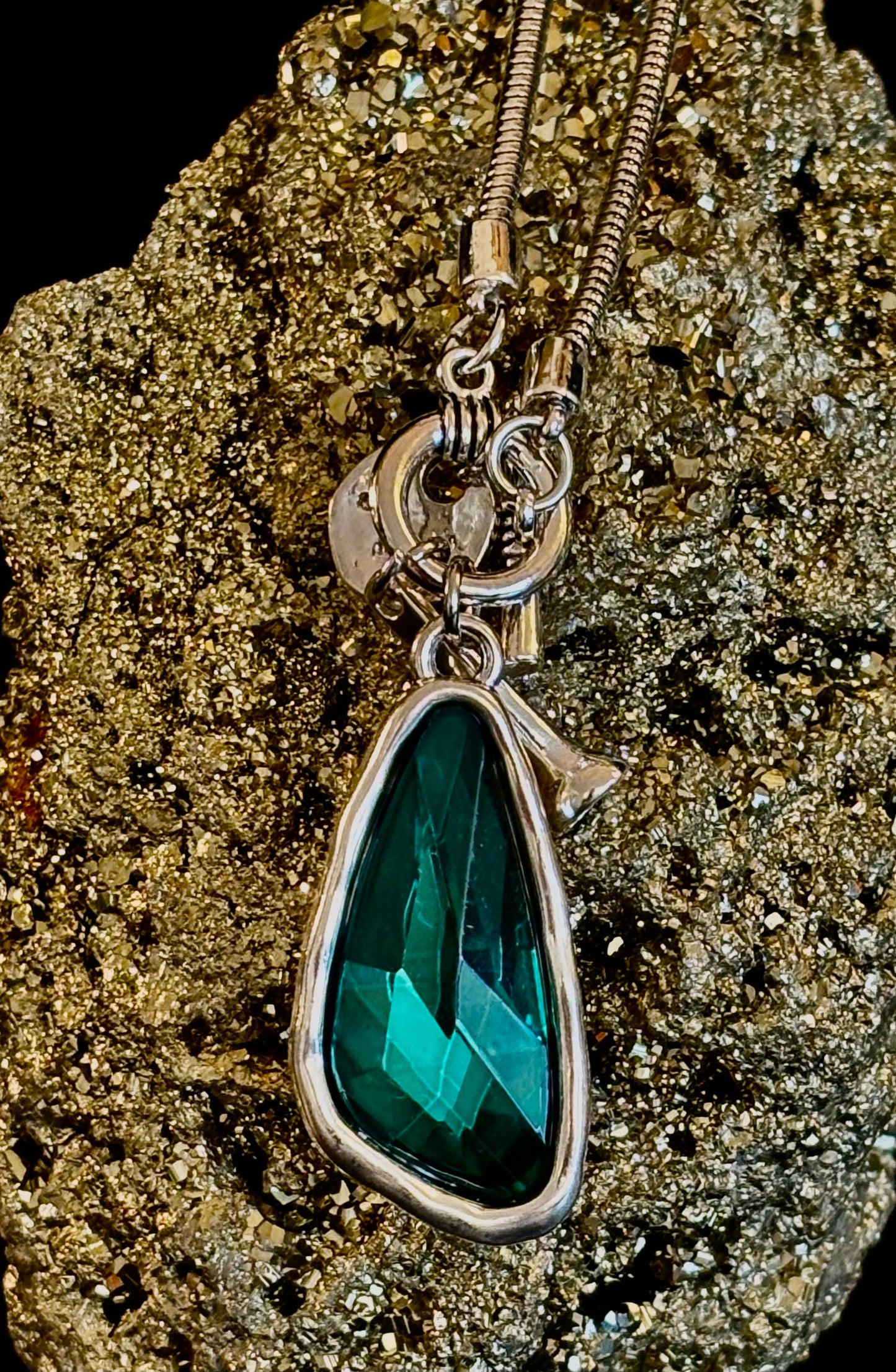 Collar con colgante de gota de cristal – Azul o verde – Cadena ajustable de 75 cm (29 pulgadas)