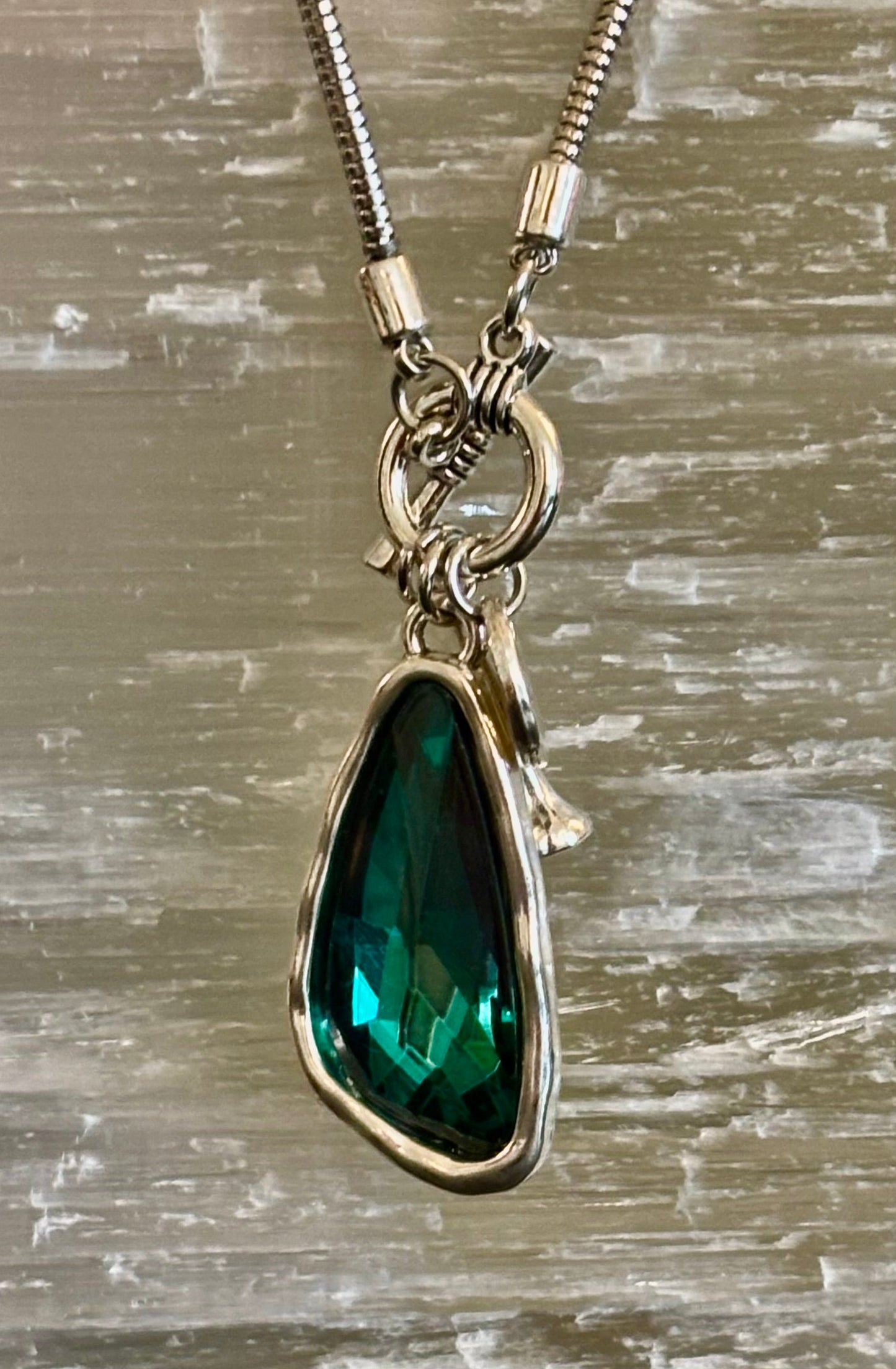 Collar con colgante de gota de cristal – Azul o verde – Cadena ajustable de 75 cm (29 pulgadas)