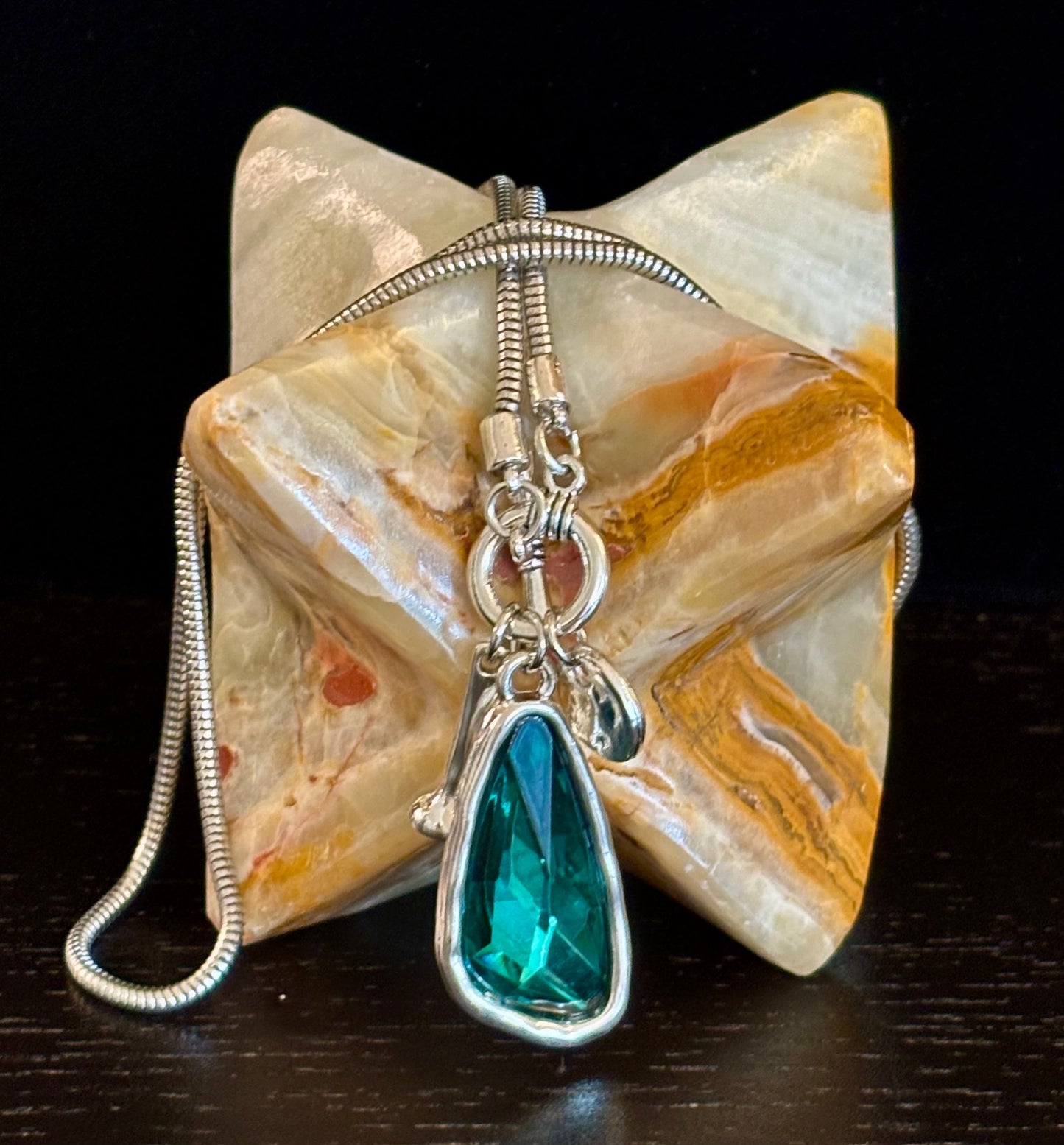 Collar con colgante de gota de cristal – Azul o verde – Cadena ajustable de 75 cm (29 pulgadas)