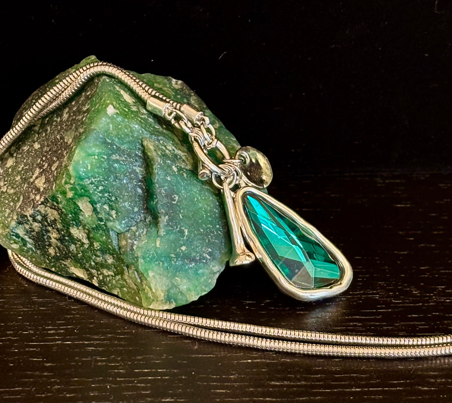 Collar con colgante de gota de cristal – Azul o verde – Cadena ajustable de 75 cm (29 pulgadas)
