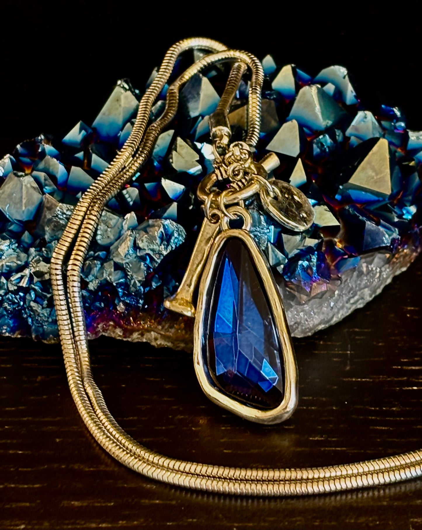 Collar con colgante de gota de cristal – Azul o verde – Cadena ajustable de 75 cm (29 pulgadas)