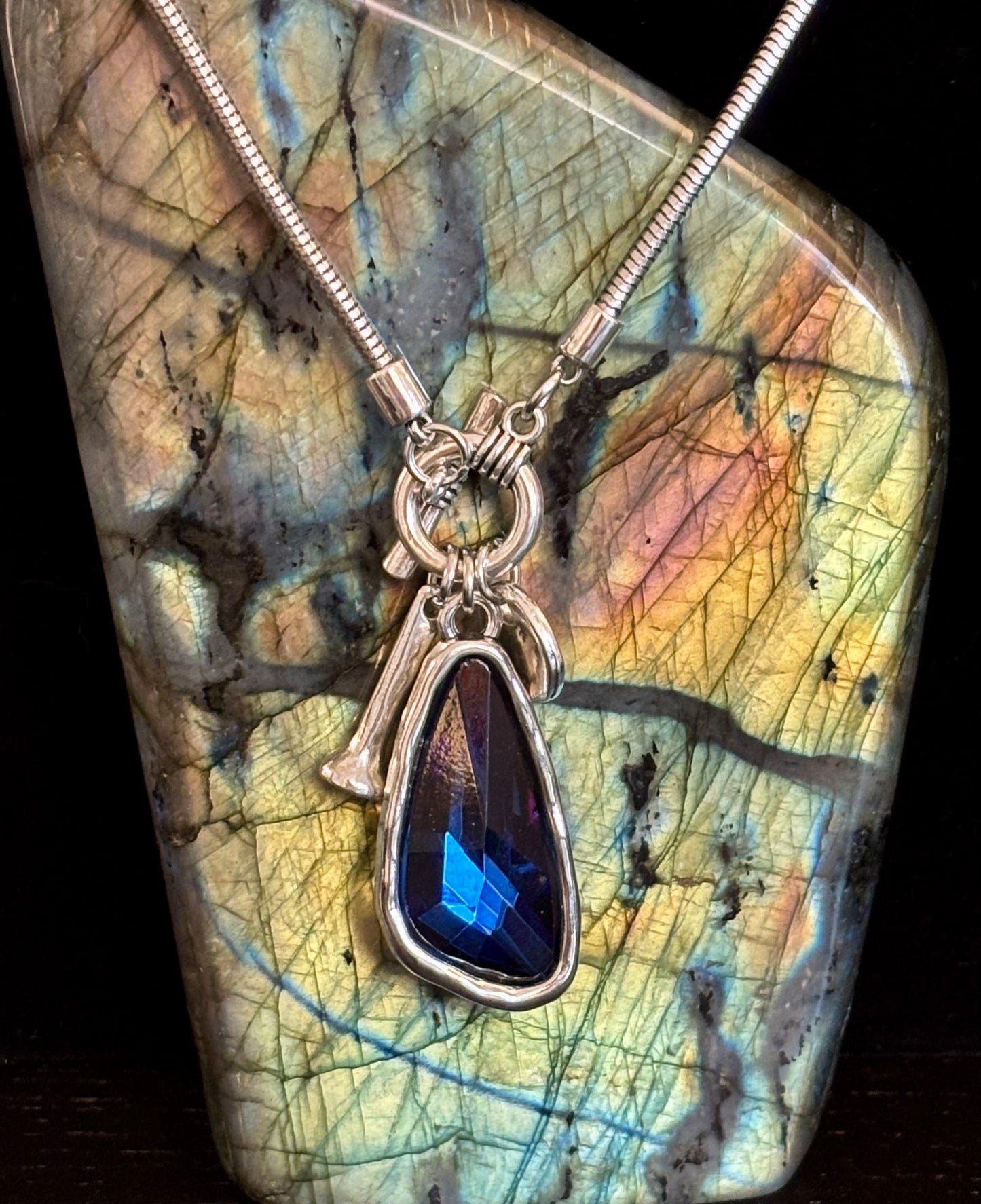 Collar con colgante de gota de cristal – Azul o verde – Cadena ajustable de 75 cm (29 pulgadas)