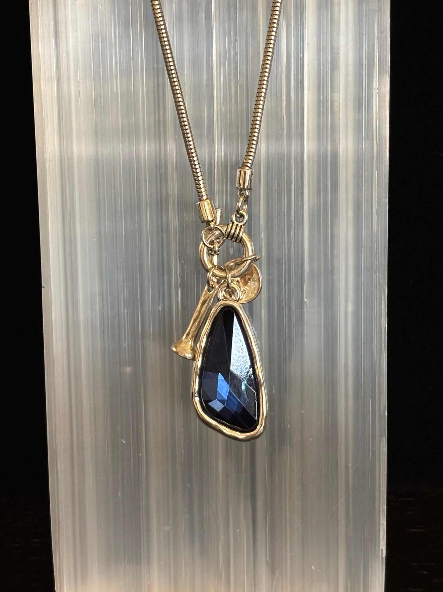 Collar con colgante de gota de cristal – Azul o verde – Cadena ajustable de 75 cm (29 pulgadas)
