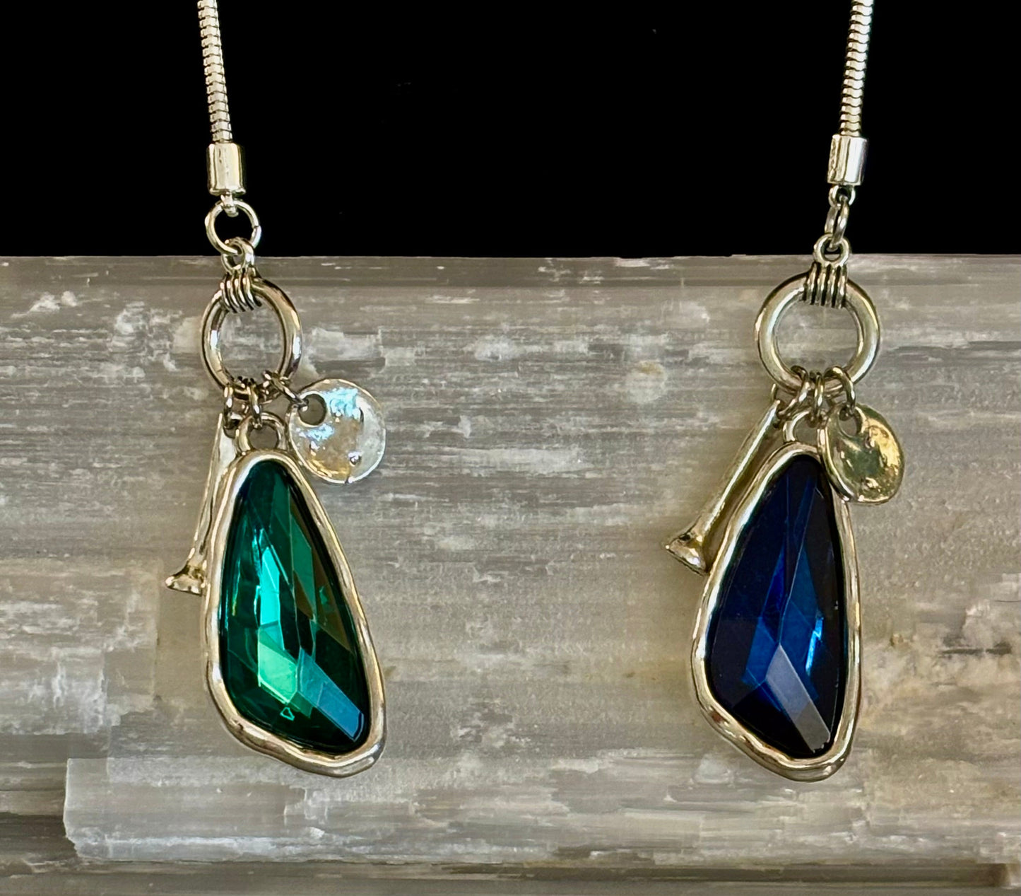 Collar con colgante de gota de cristal – Azul o verde – Cadena ajustable de 75 cm (29 pulgadas)