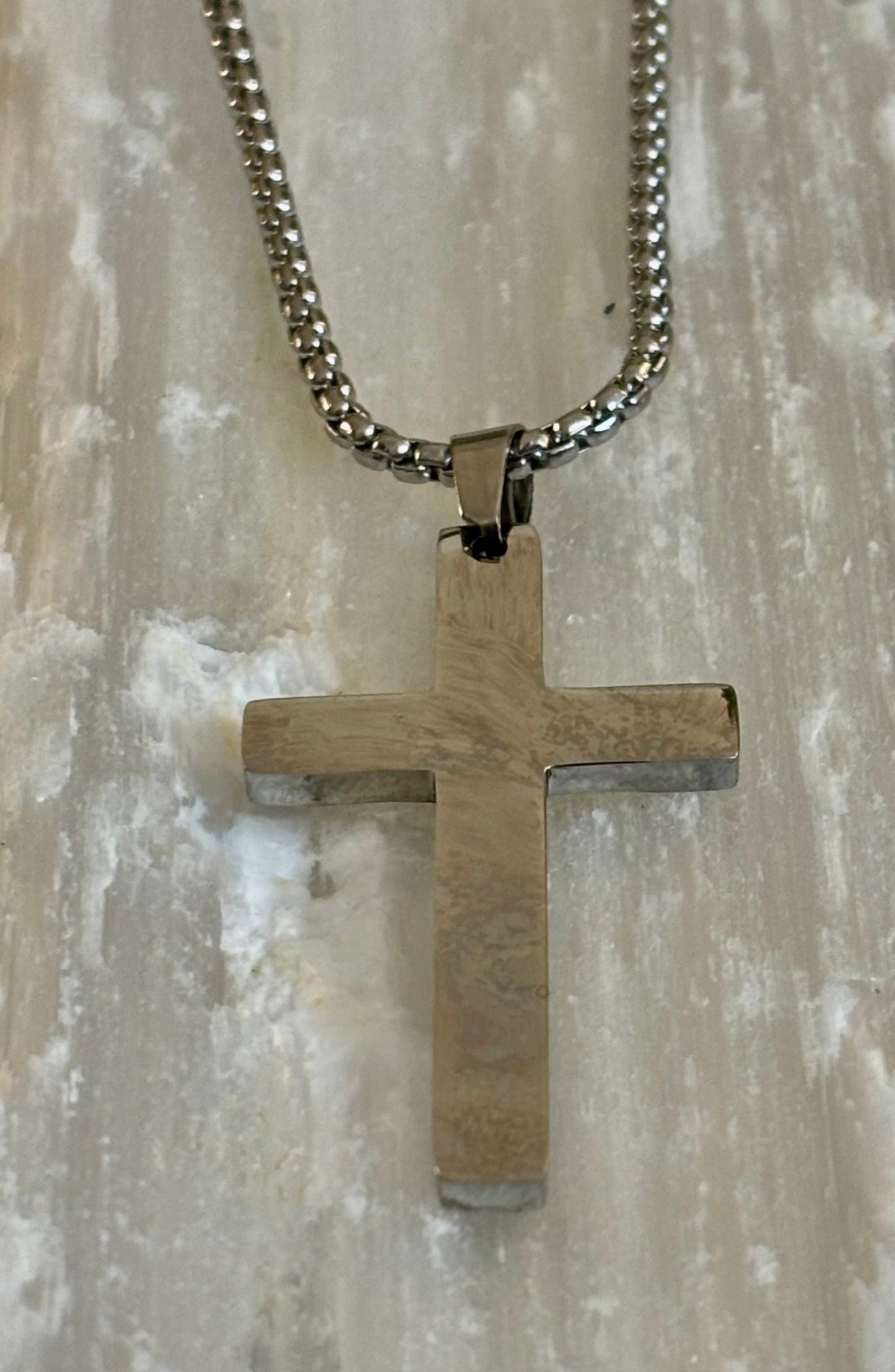 Collar de Cruz de Acero Inoxidable – Un Símbolo de Fuerza, Equilibrio y Autoexpresión