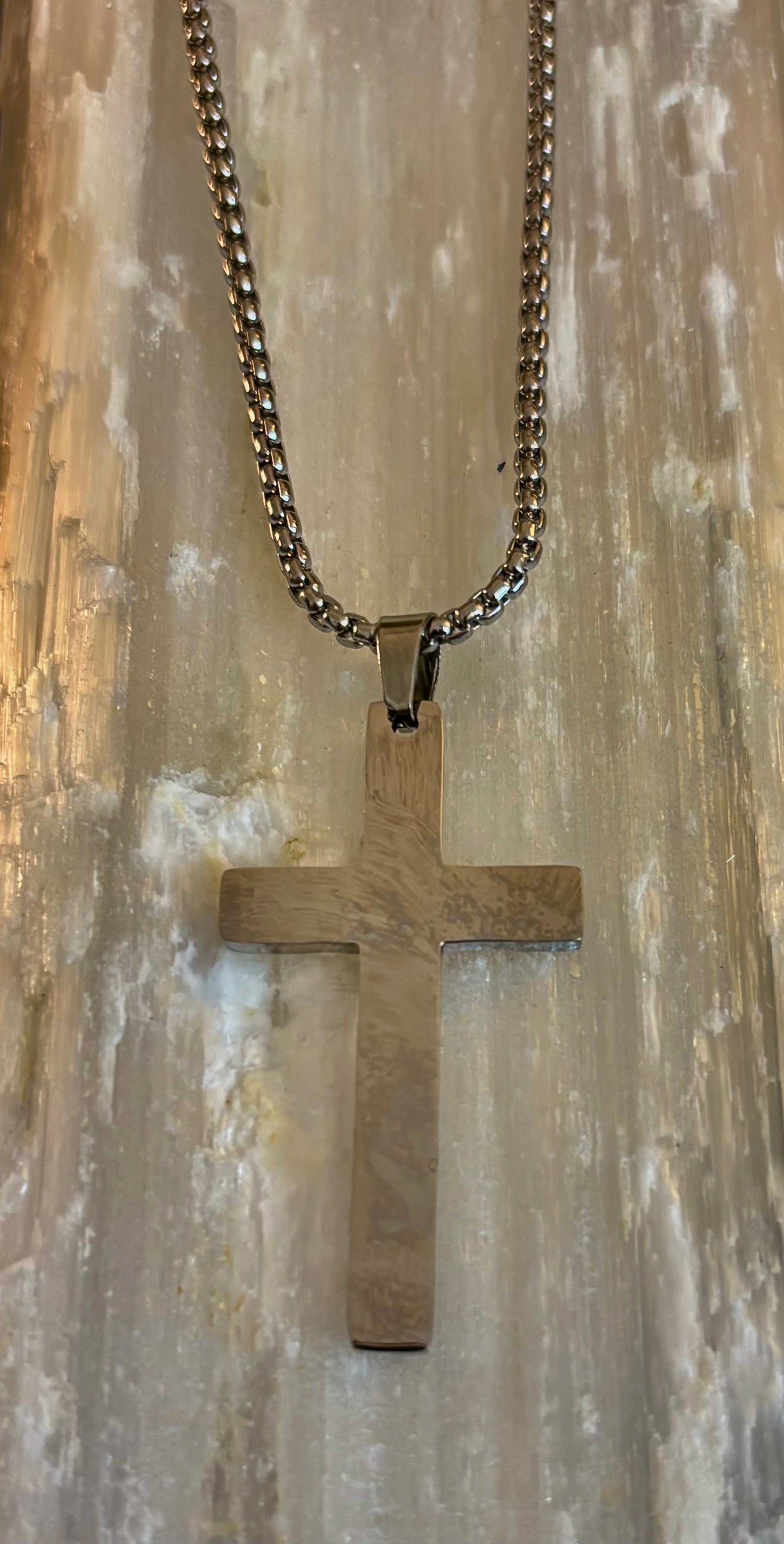 Collar de Cruz de Acero Inoxidable – Un Símbolo de Fuerza, Equilibrio y Autoexpresión
