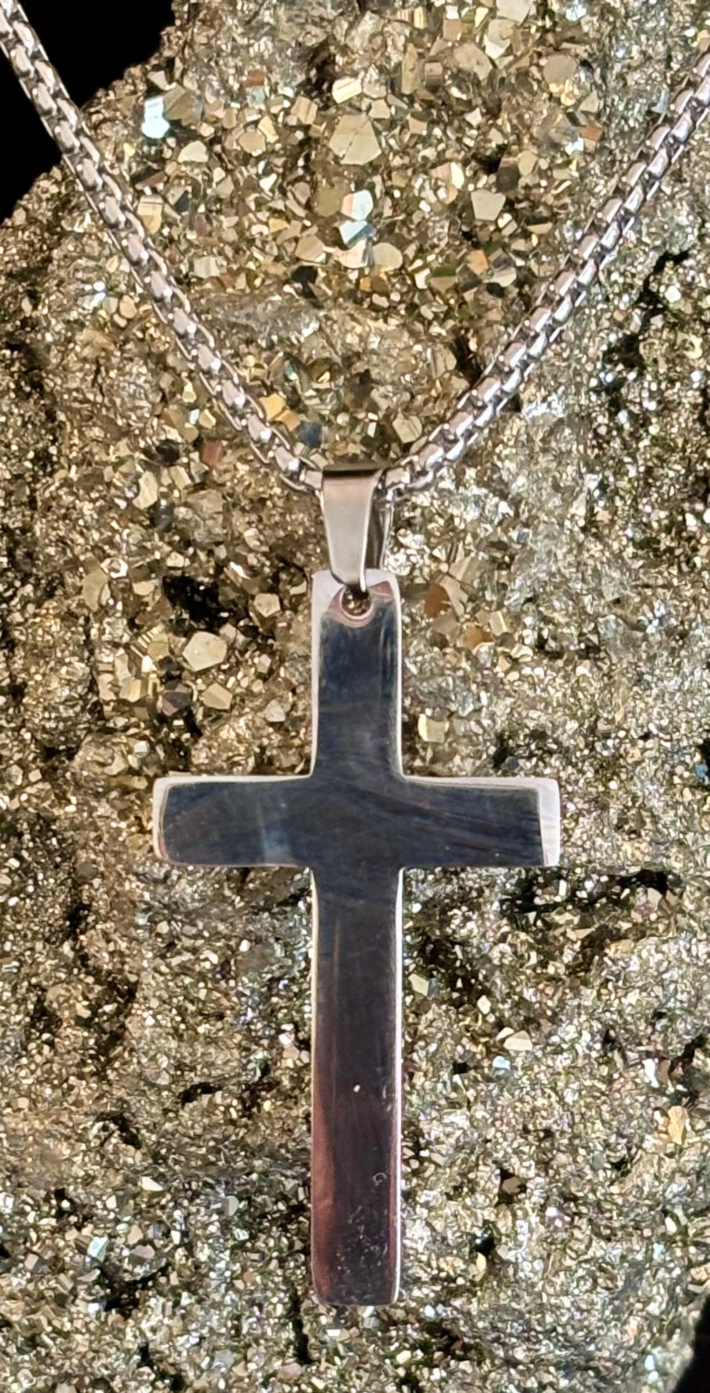 Collar de Cruz de Acero Inoxidable – Un Símbolo de Fuerza, Equilibrio y Autoexpresión