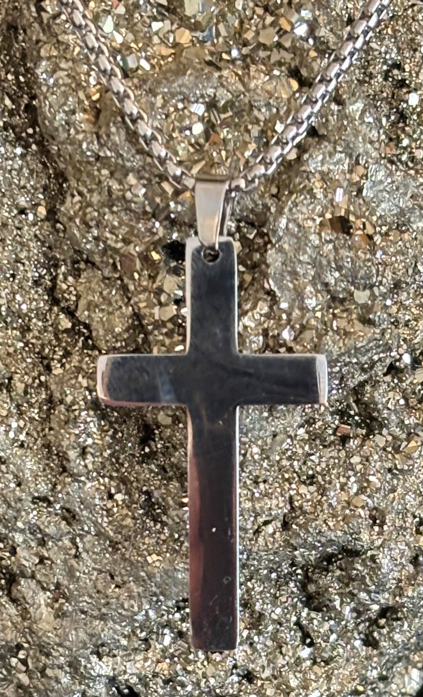 Collar de Cruz de Acero Inoxidable – Un Símbolo de Fuerza, Equilibrio y Autoexpresión